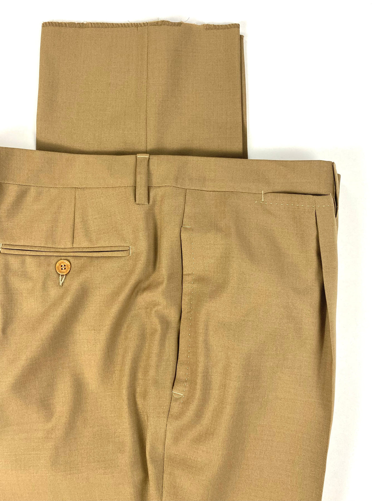 Pantalone Garrett's cammello: fondo grezzo ancora da orlare, vita con imbastiture e tasca posteriore a filetto
