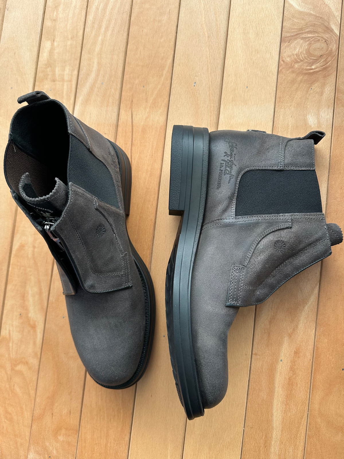 Chelsea boots La Martina Cortos York in camoscio grigio visti di lato, zip frontale ed elastico nero, EU 42
