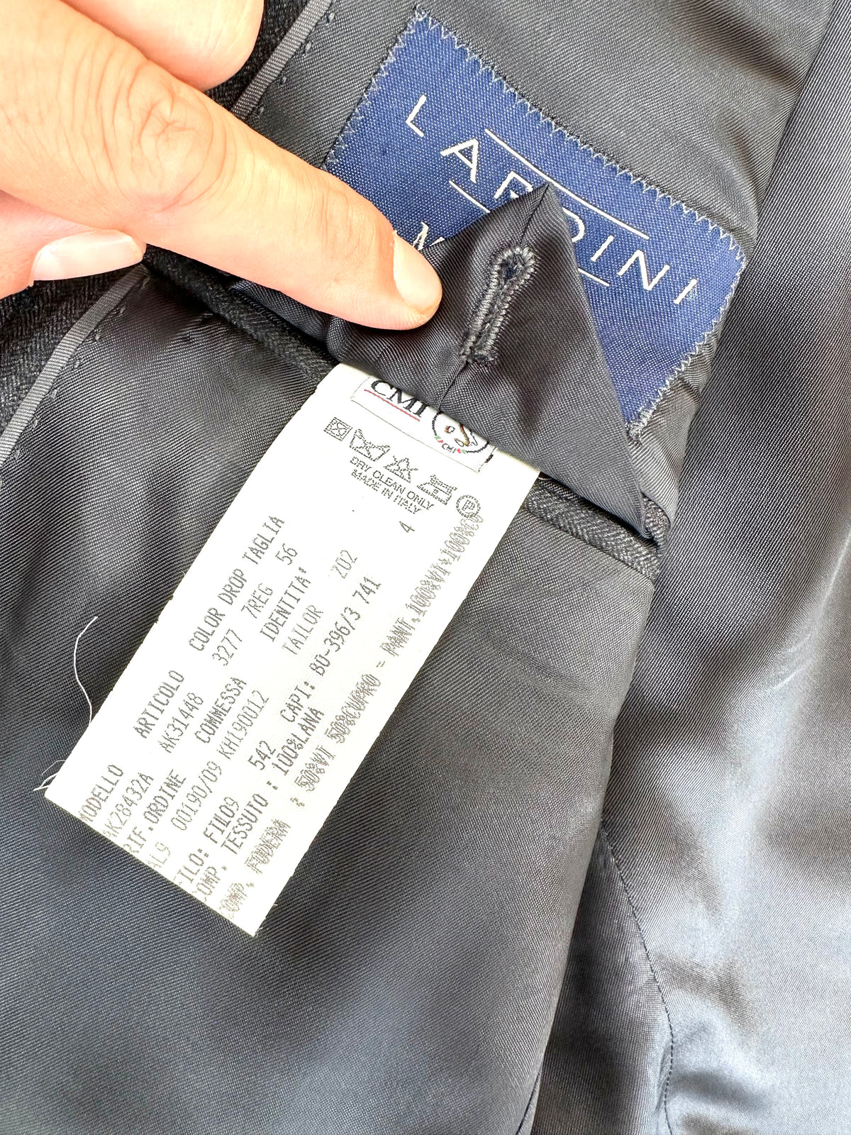 Etichetta interna Lardini: tessuto 100% lana, fodera 50% viscosa e 50% cupro, taglia 56 drop 7 REG