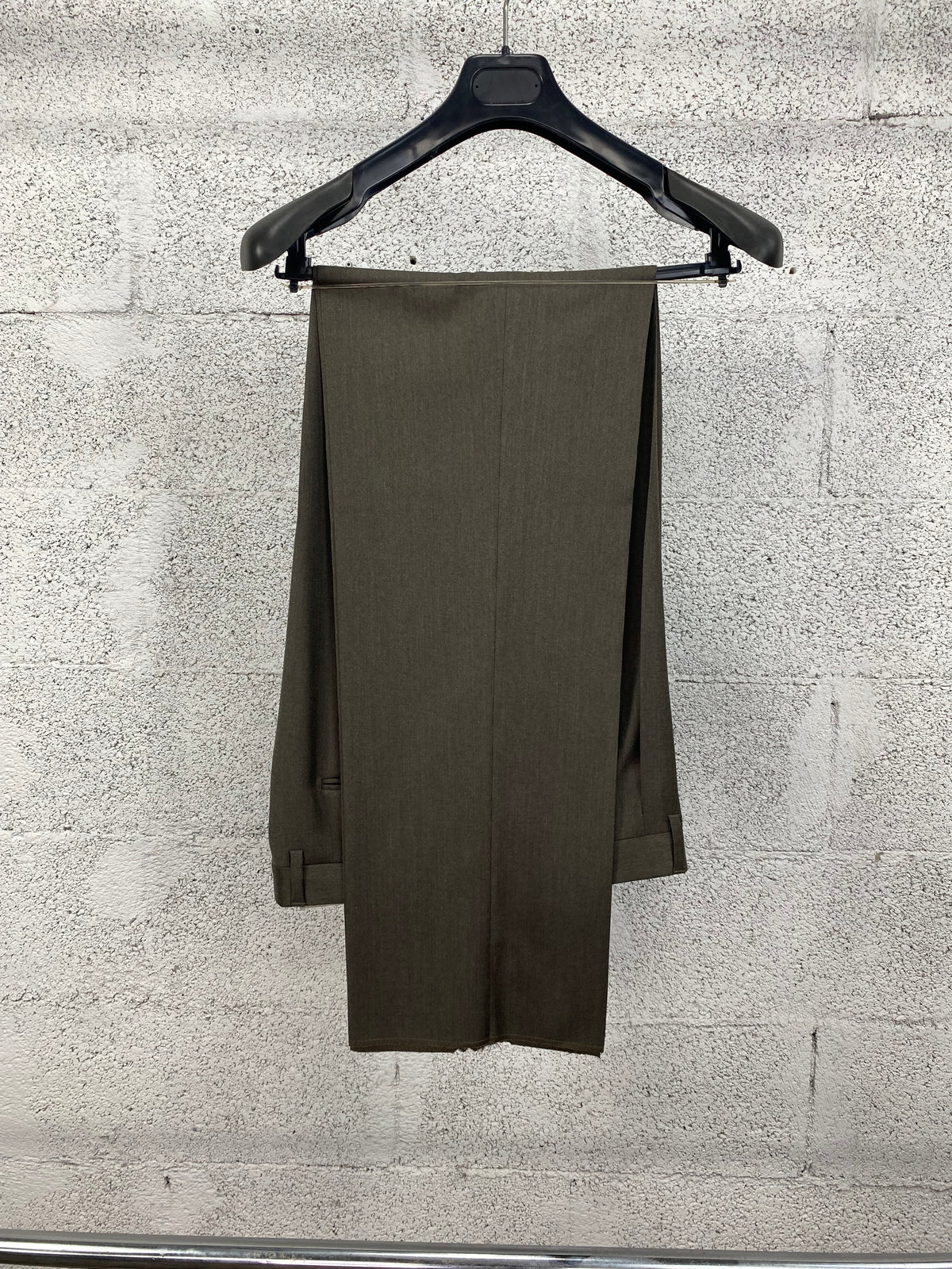 Pantalone Garrett's verde cachi appeso per intero