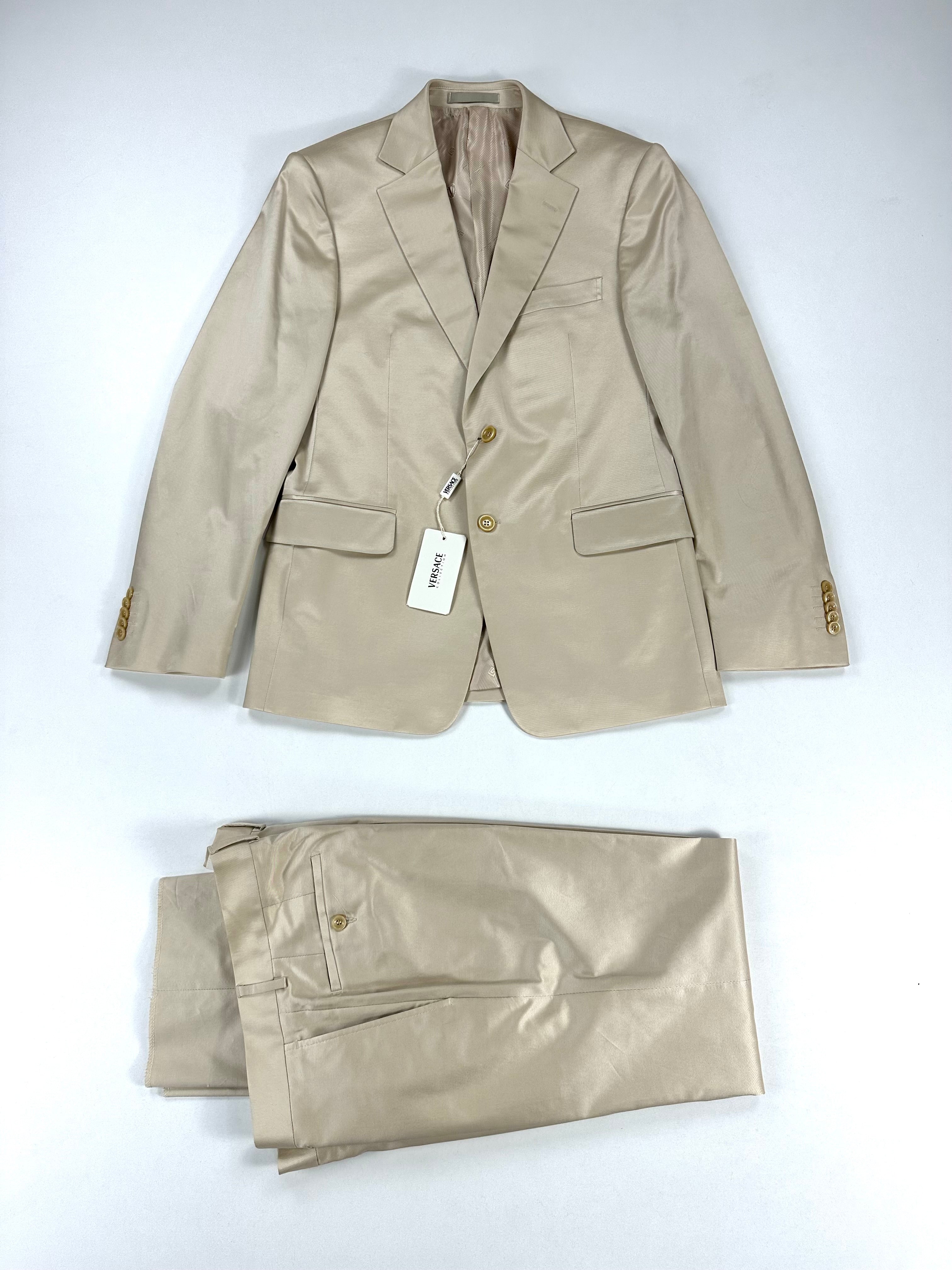 Abito Versace Collection panna in cotone e viscosa stretch, giacca a due bottoni e pantalone coordinato distesi su fondo bianco