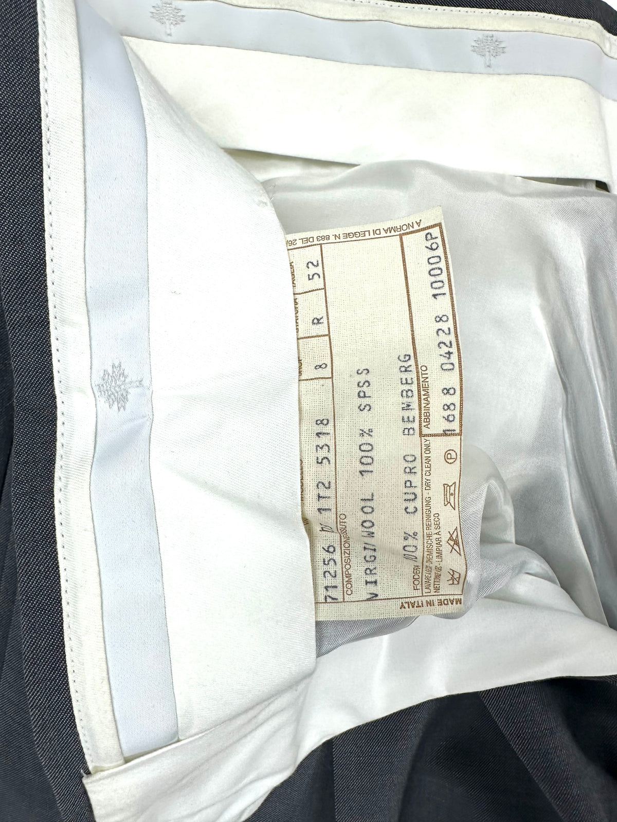 Etichetta di composizione cucita nella fodera del pantalone: 100% virgin wool, fodera cupro Bemberg, taglia 52