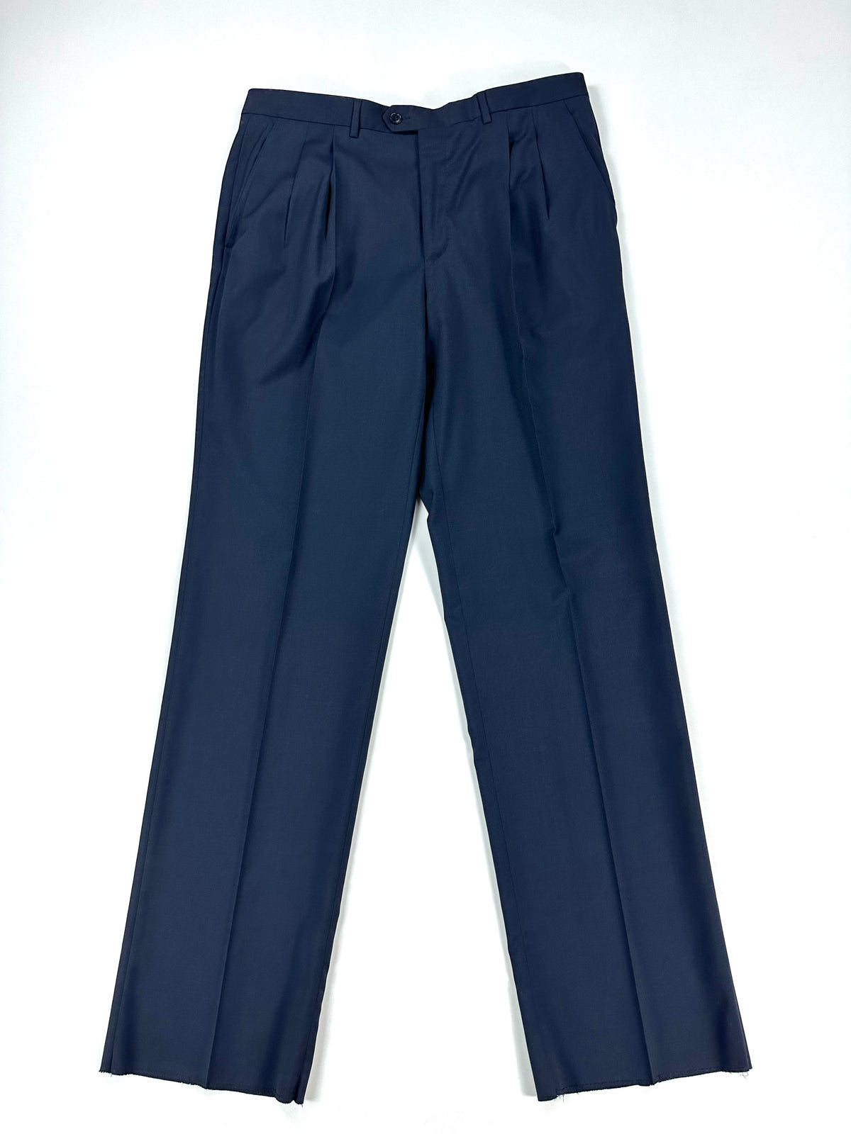 Pantalone blu disteso di fronte, gambe leggermente aperte