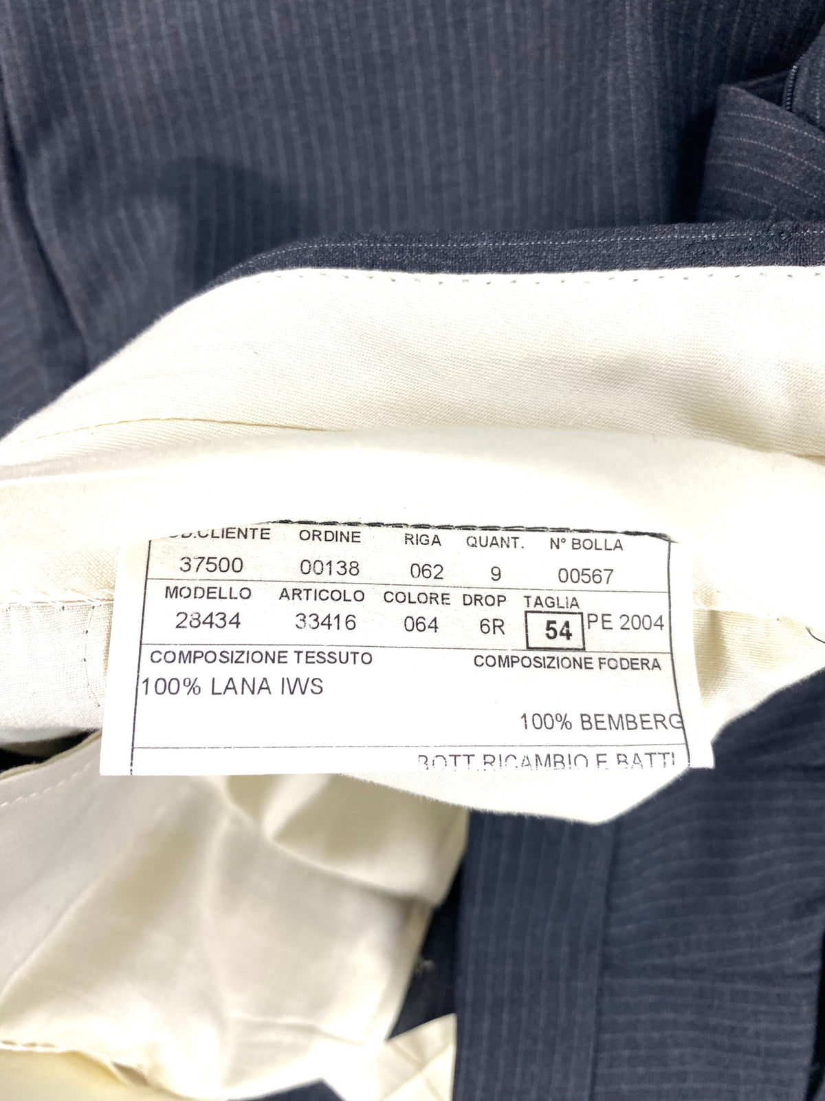 Scheda di commessa all'interno del pantalone Garrett's