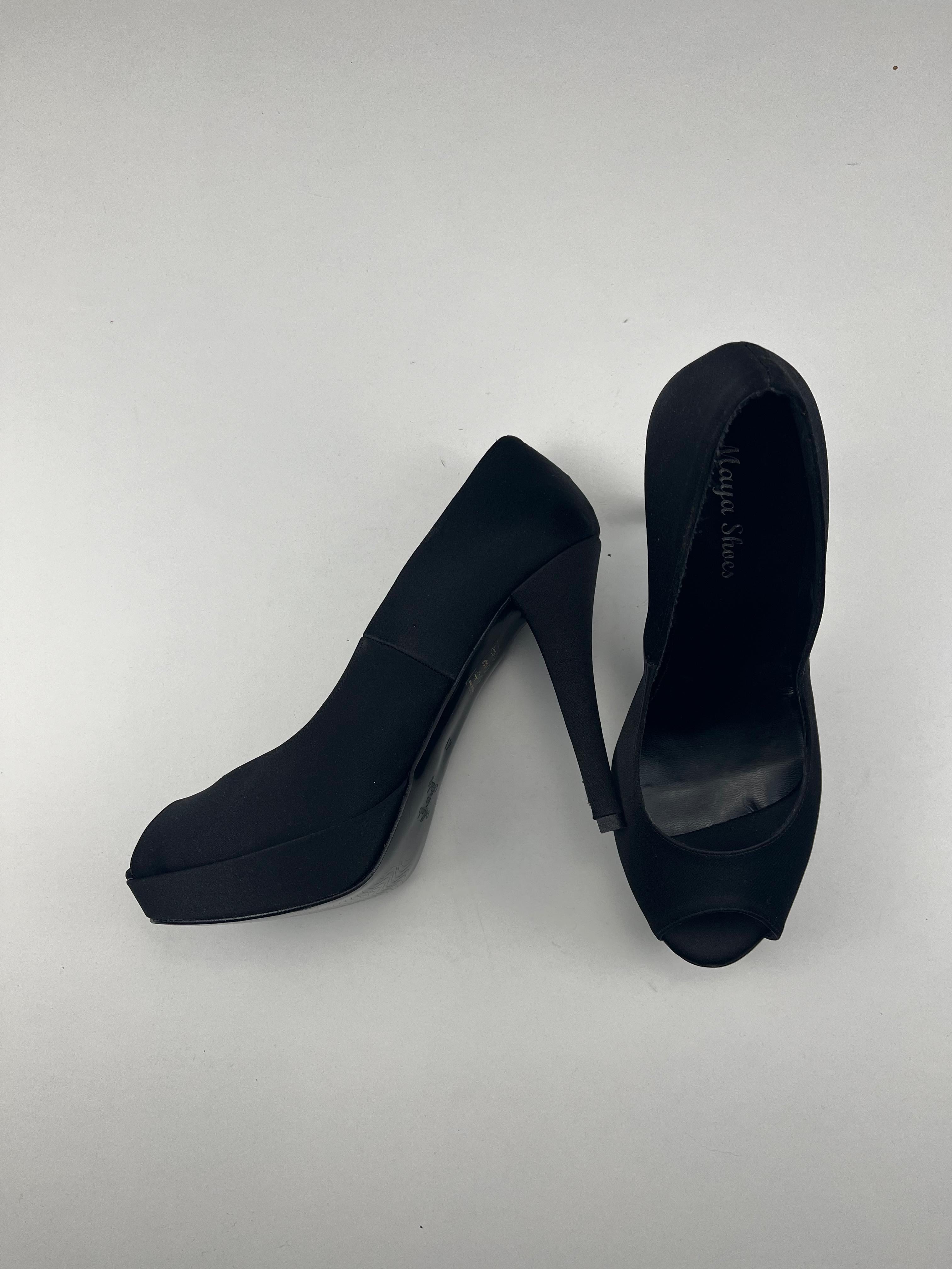 Scarpa Le Beatrici con tacco a spillo in raso nero, taglie EU 39 e 41 — IlBotteghino