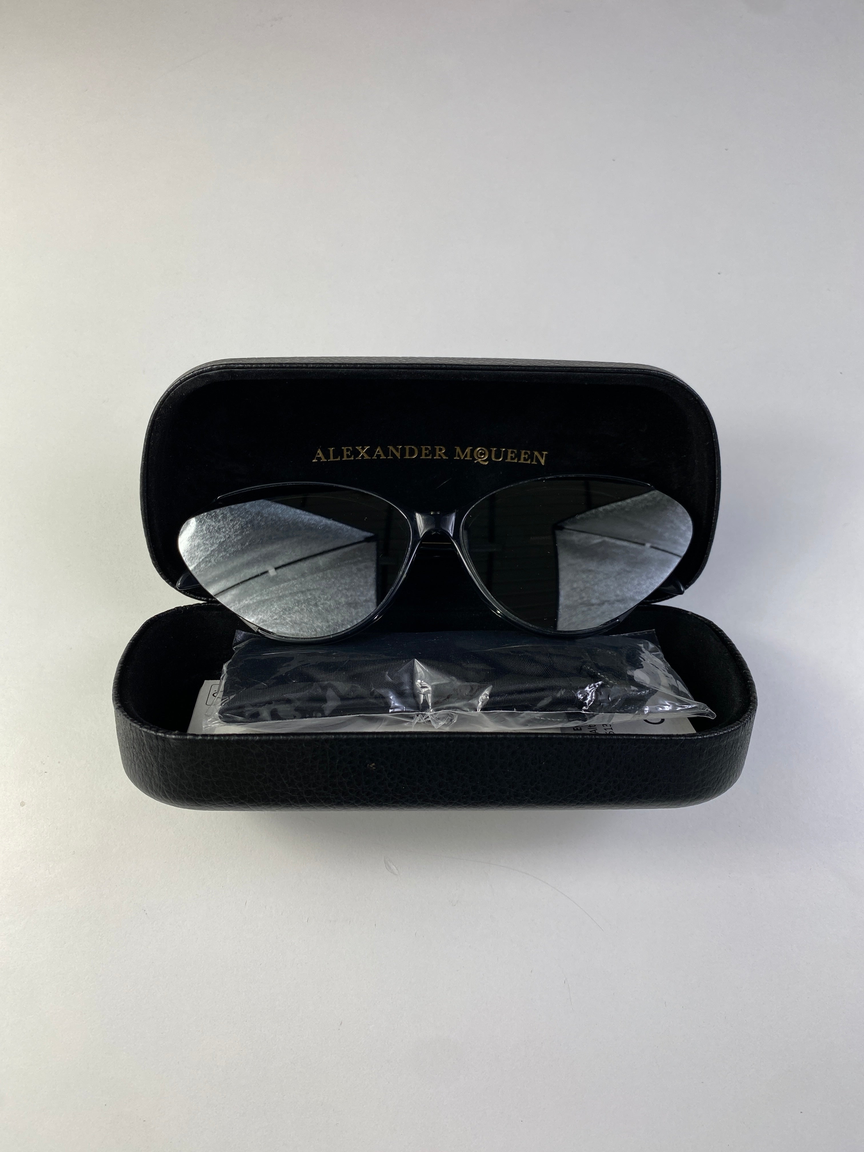 Alexander McQueen occhiali da sole — dettaglio montatura — IlBotteghino
