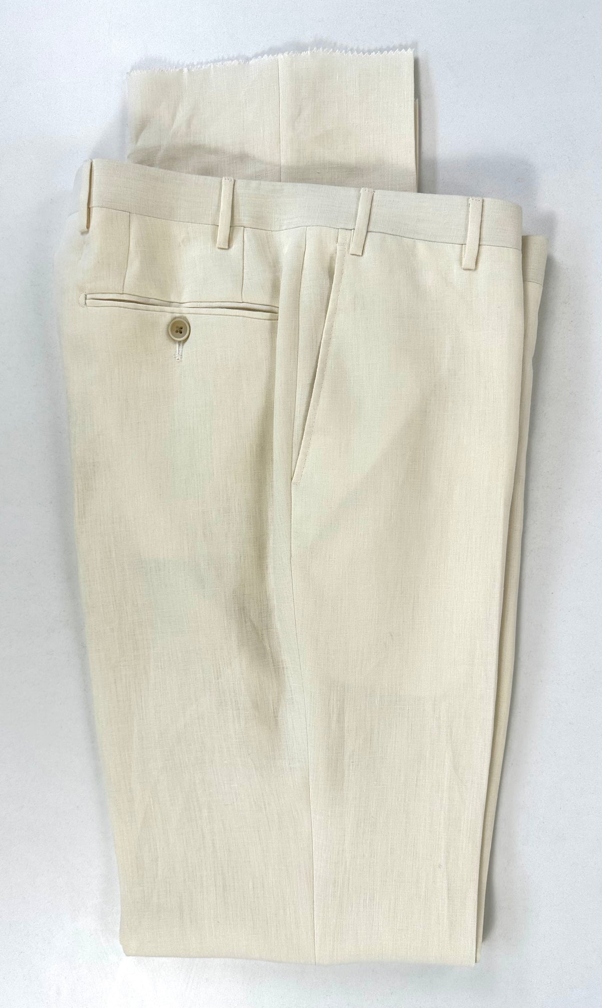 Parte alta del pantalone in lino con passante e bottone in vita