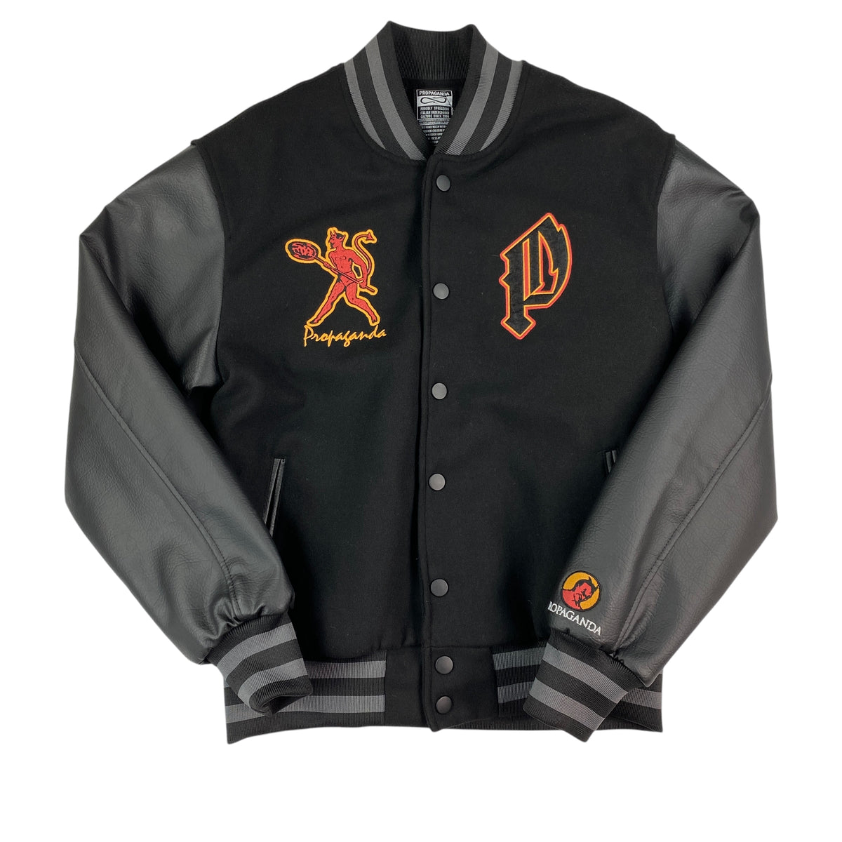 Bomber varsity Propaganda Mefisto nero visto di fronte, con ricamo del diavolo Propaganda e P gotica sul petto, collo e polsini in costina a righe