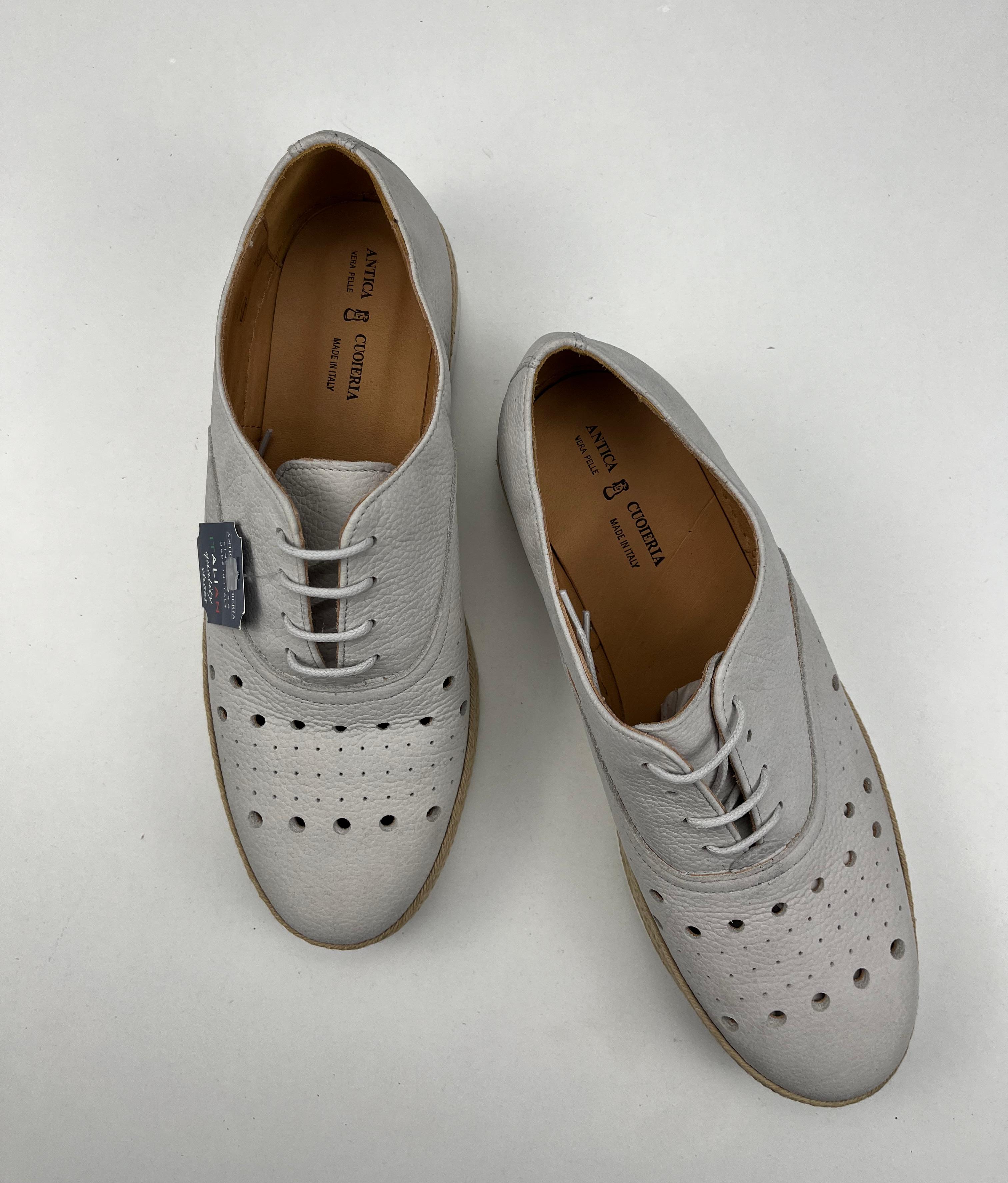 Scarpa Antica Cuoieria in pelle traforata off-white, taglia EU 40 — IlBotteghino
