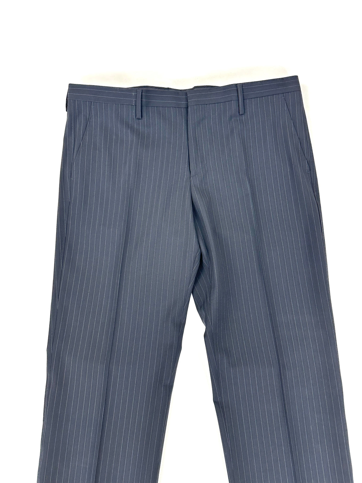 Pantalone gessato fotografato in luce chiara, con la riga del tessuto ben visibile