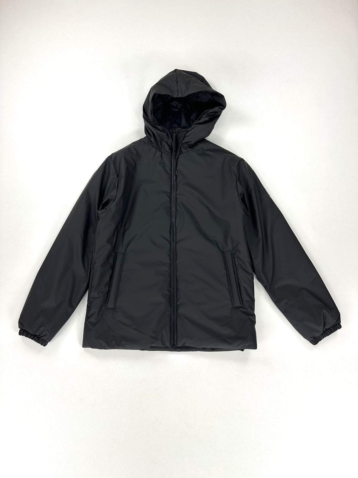 Giacca Rains Lohja Insulated nera con cappuccio, vista frontale intera, taglia M