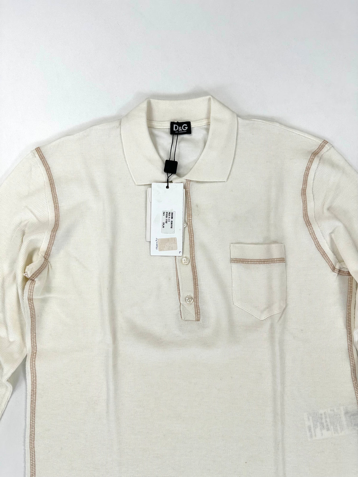 Parte alta della polo: collo a camicia, bottoni in tinta e taschino sul petto