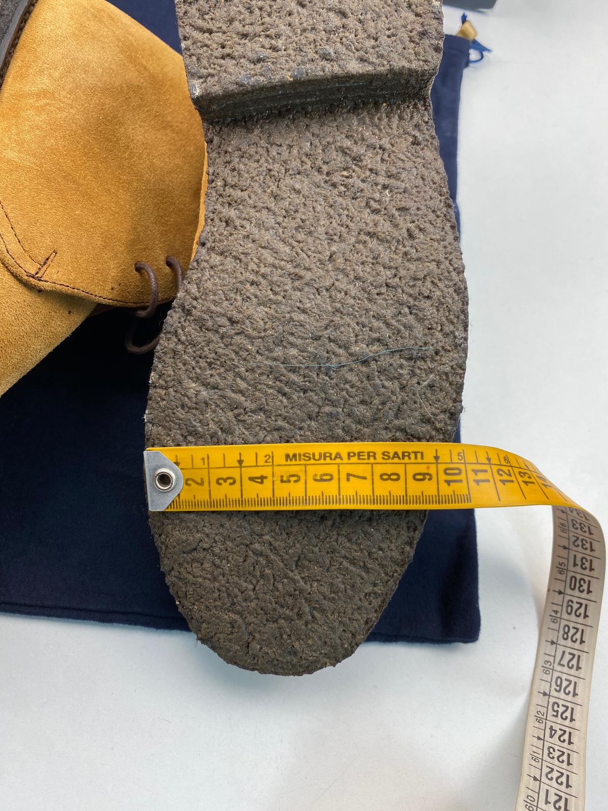 Suola in para del chukka Lotus of England misurata in larghezza con metro da sarto, circa 10,5 cm