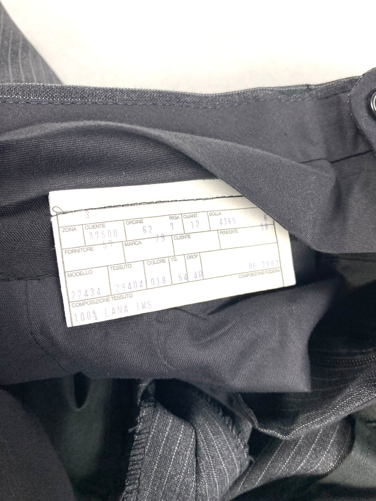 Scheda di commessa all'interno del pantalone Garrett's