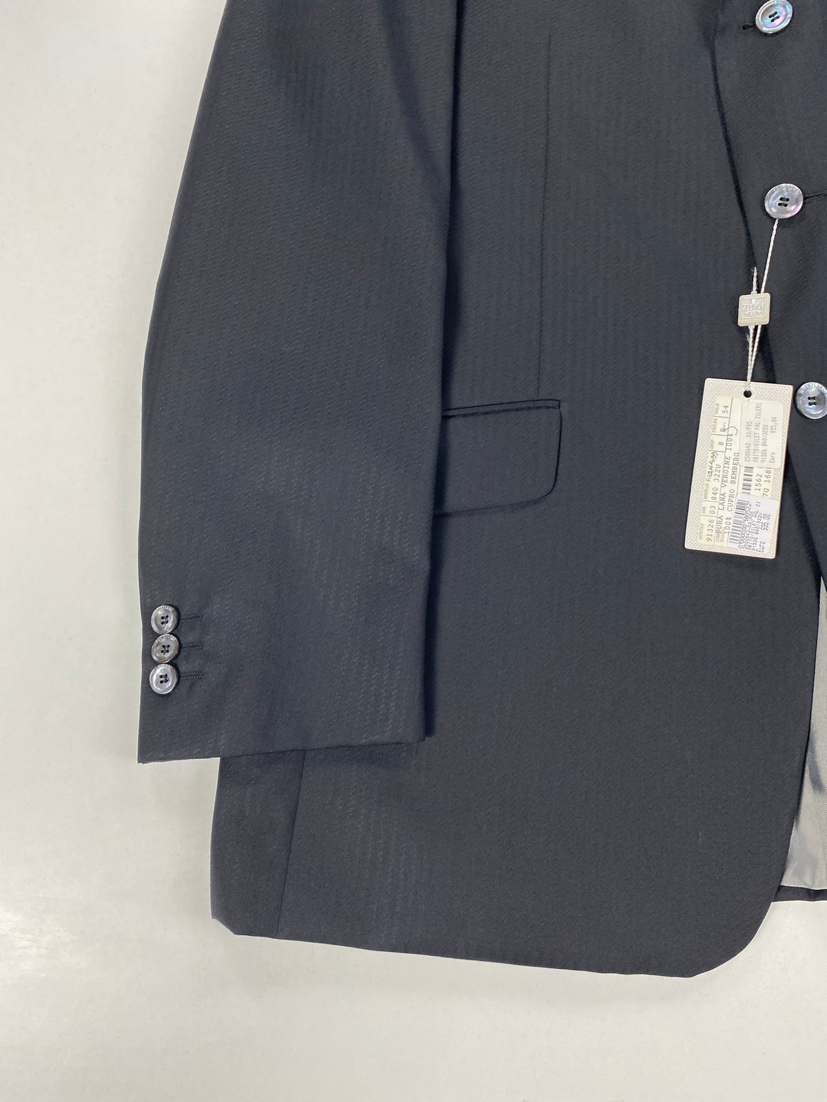 Fianco della giacca Pal Zileri con tasca a pattina e cartellino