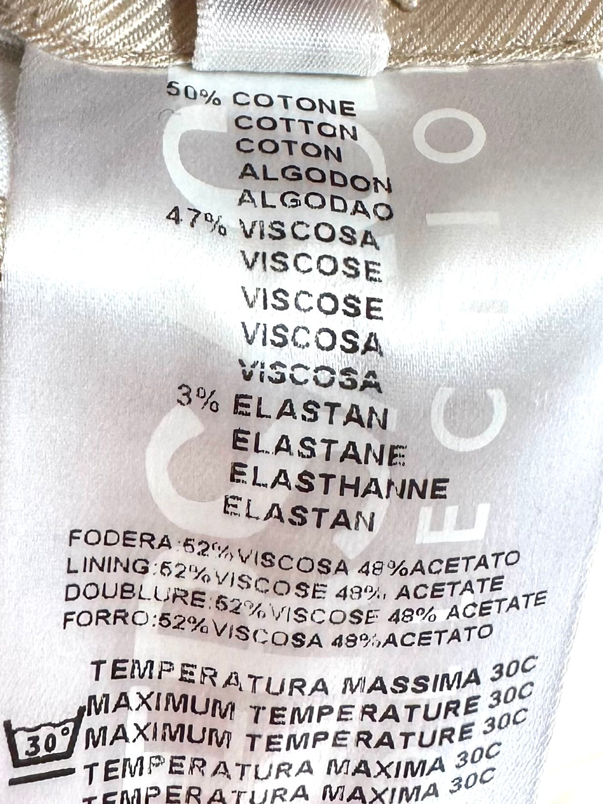 Etichetta composizione giacca: 50% cotone, 47% viscosa, 3% elastan, fodera 52% viscosa 48% acetato