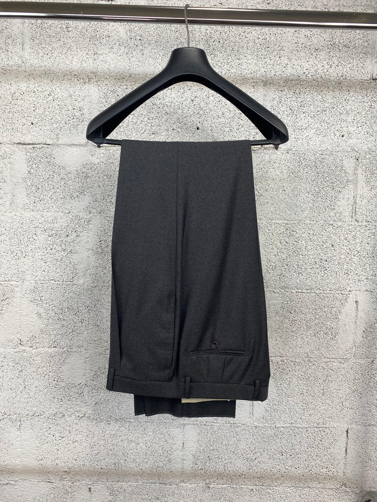 Pantalone Garrett's grigio scuro con risvolto, piegato su gruccia