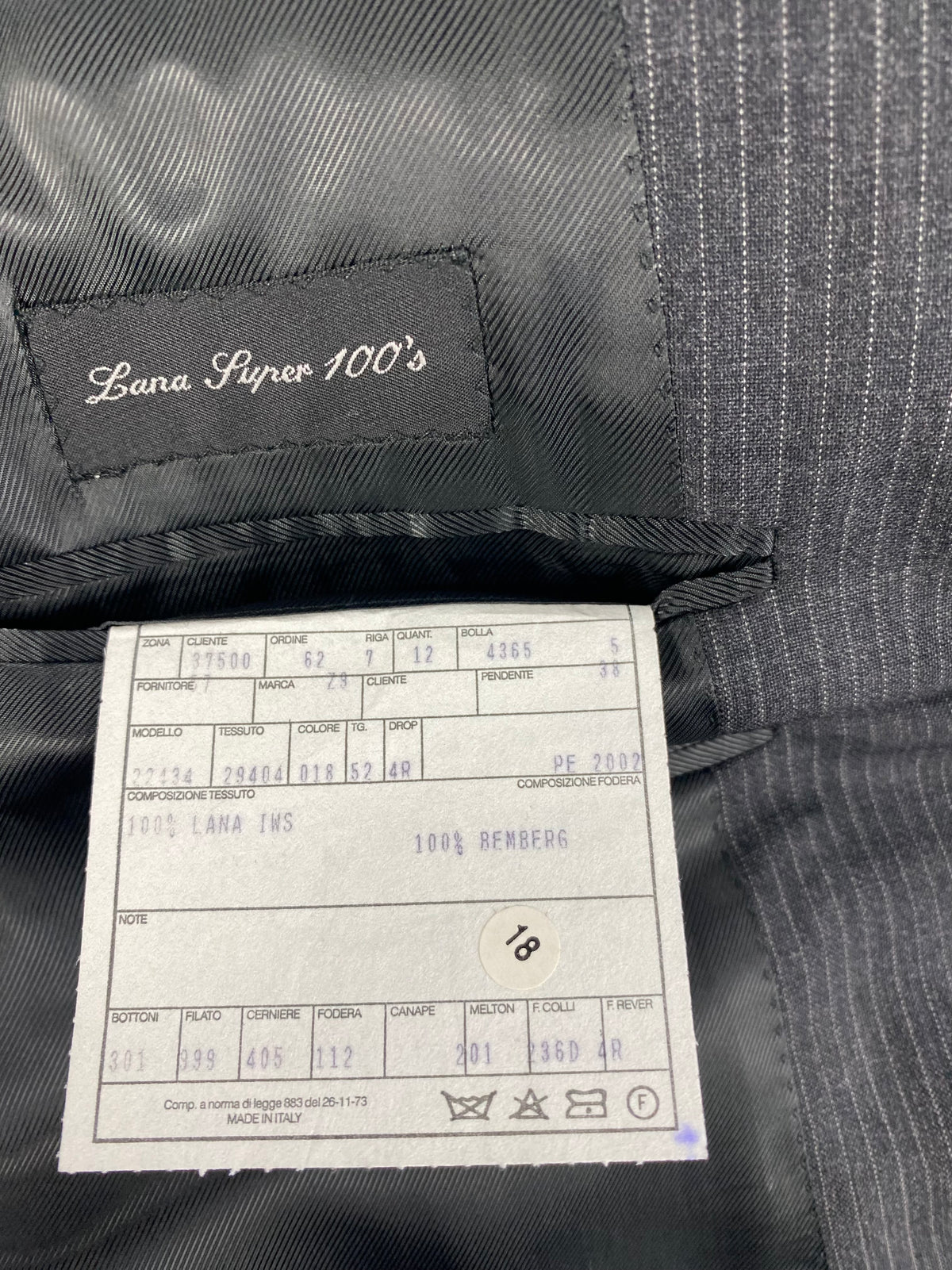 Etichetta Lana Super 100's e scheda di commessa della giacca: 100% lana IWS, fodera 100% Bemberg