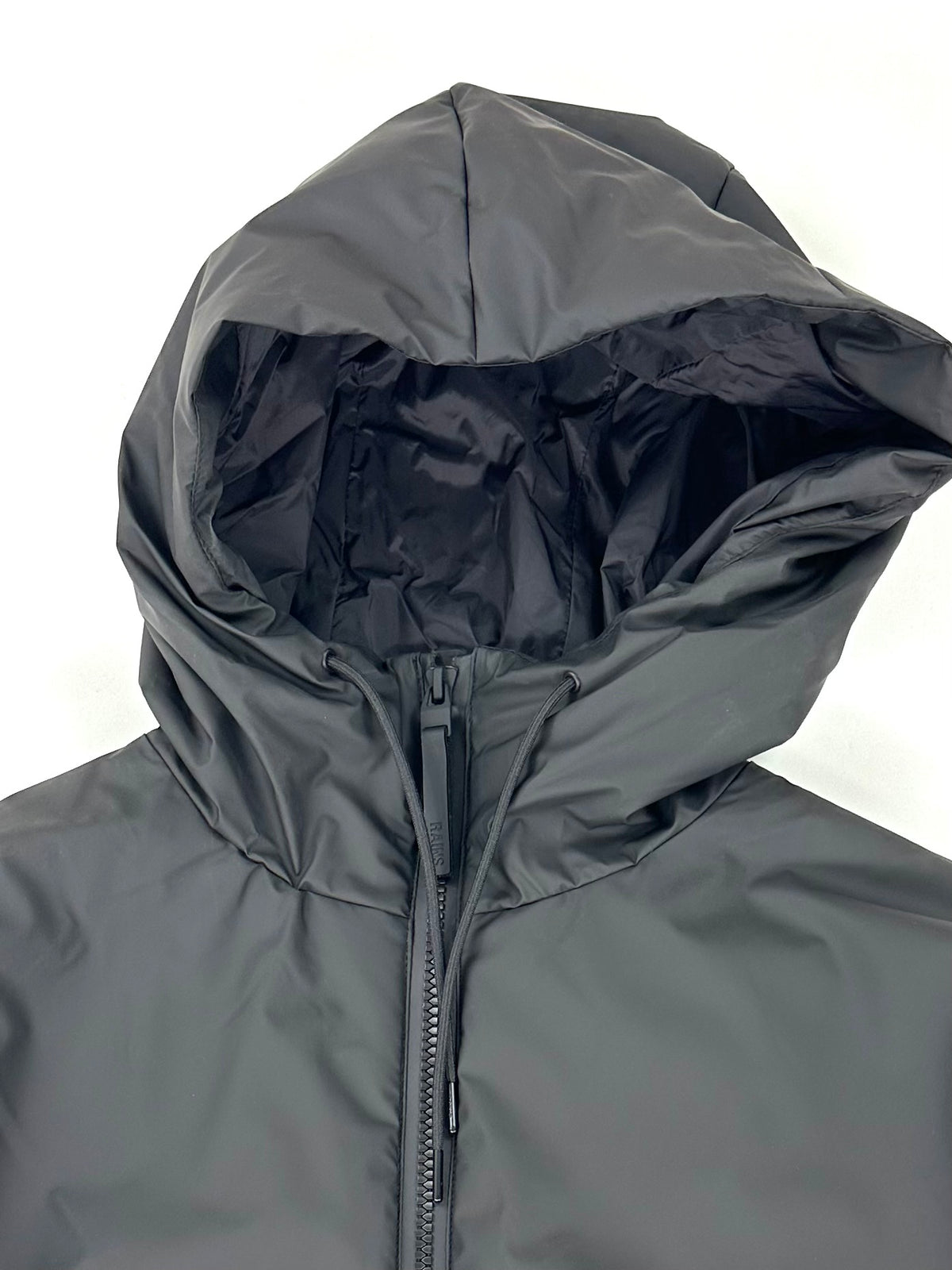 Dettaglio del cappuccio fisso della giacca Rains Lohja Insulated