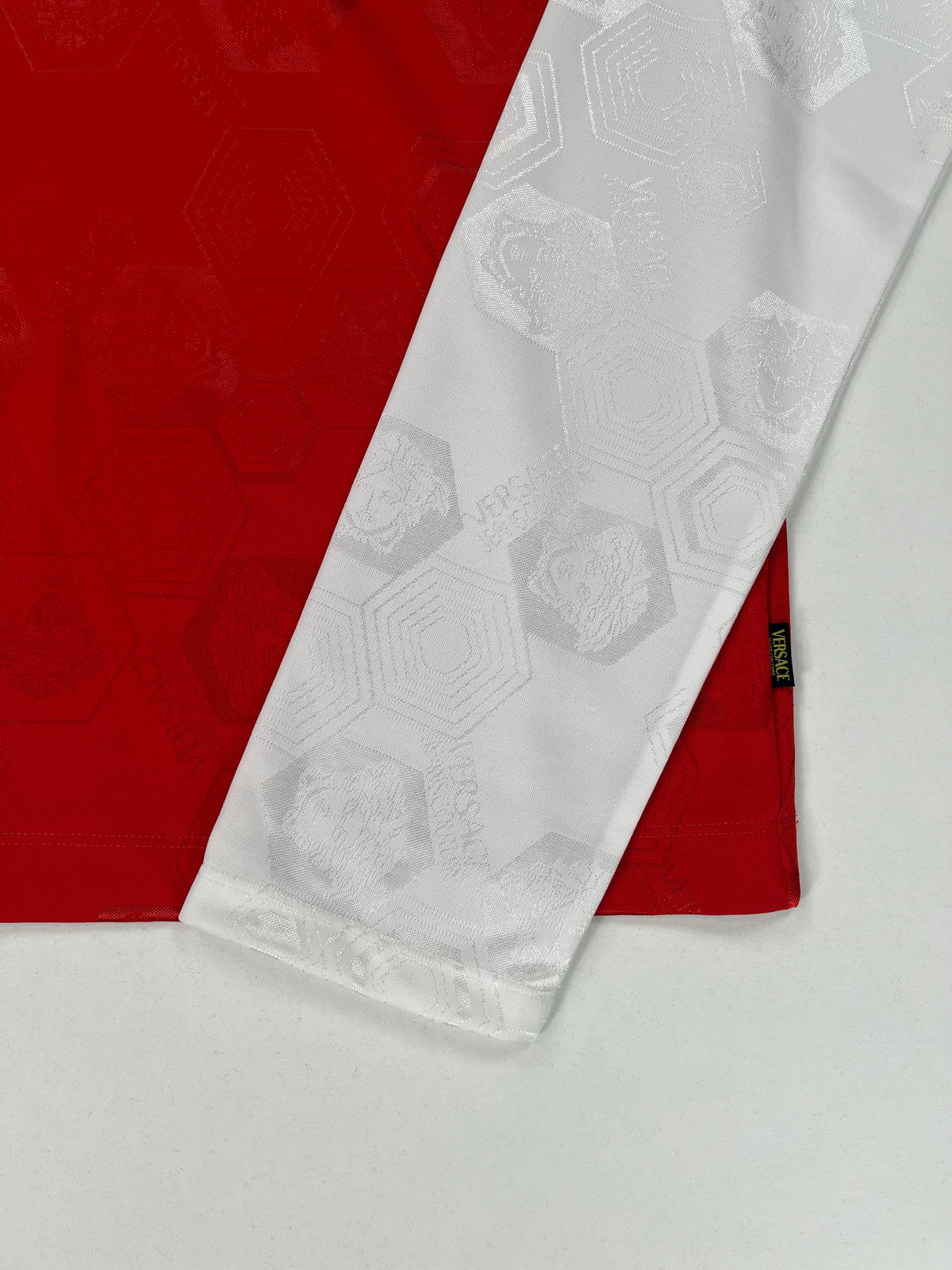Versace Jeans Couture Polo Stile Maglia da Calcio Rossa e Bianca Jacquard Medusa "Vicious" – foto 4 di 10