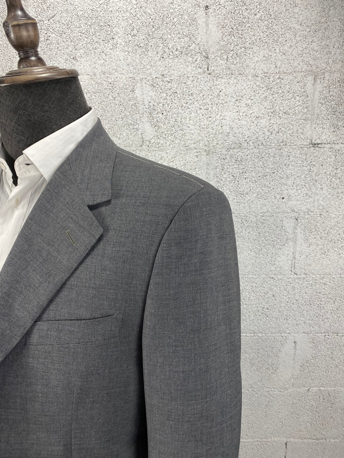 Dettaglio revers a dente e spalla della giacca Garrett's grigio mélange