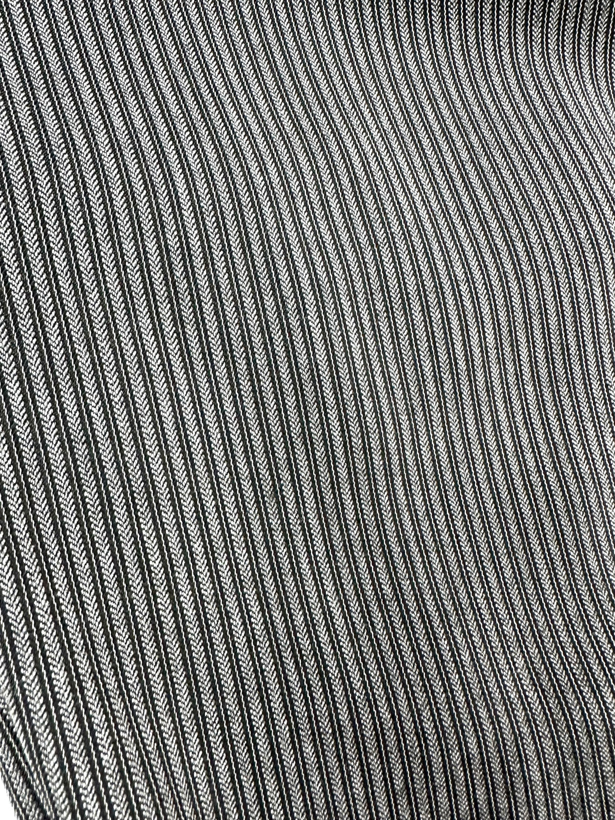 Macro del tessuto del pantalone: rigatura verticale fitta in bianco e nero
