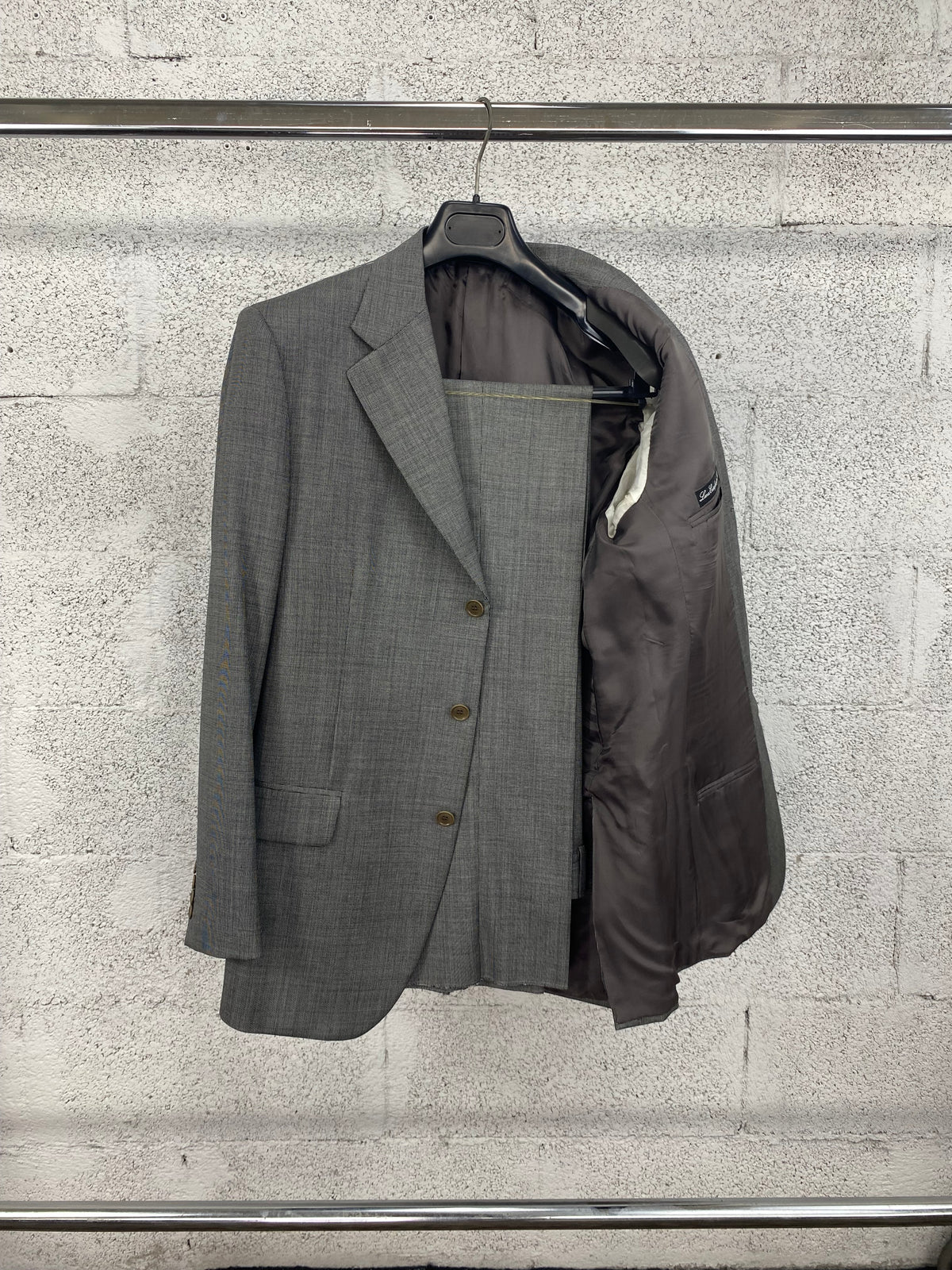 Giacca Garrett's grigia aperta sulla fodera, con pantalone coordinato