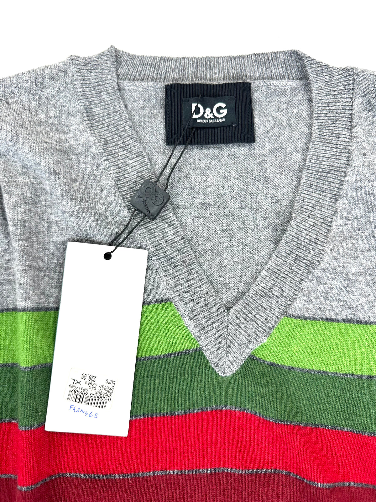 Parte alta del maglione: collo a V, targhetta D&G e cartellino originale appeso