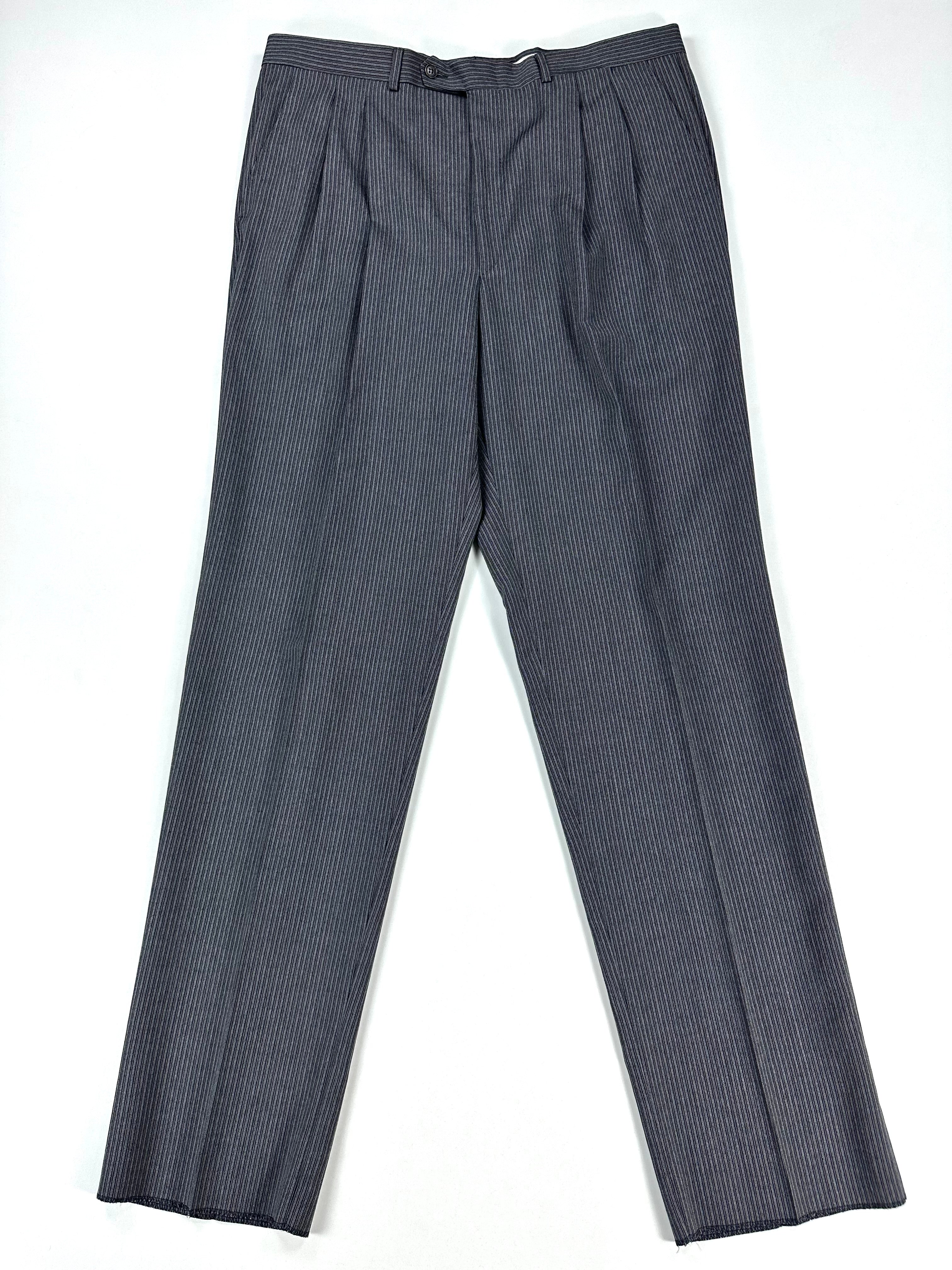 Pantalone a righe disteso per intero, gambe affiancate