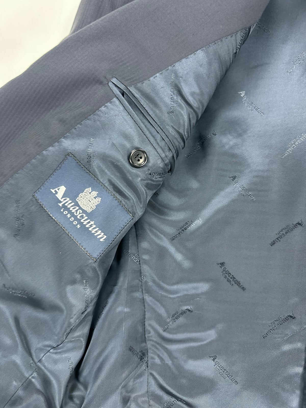 Interno della giacca Aquascutum London con etichetta del marchio e tasca interna a filetto