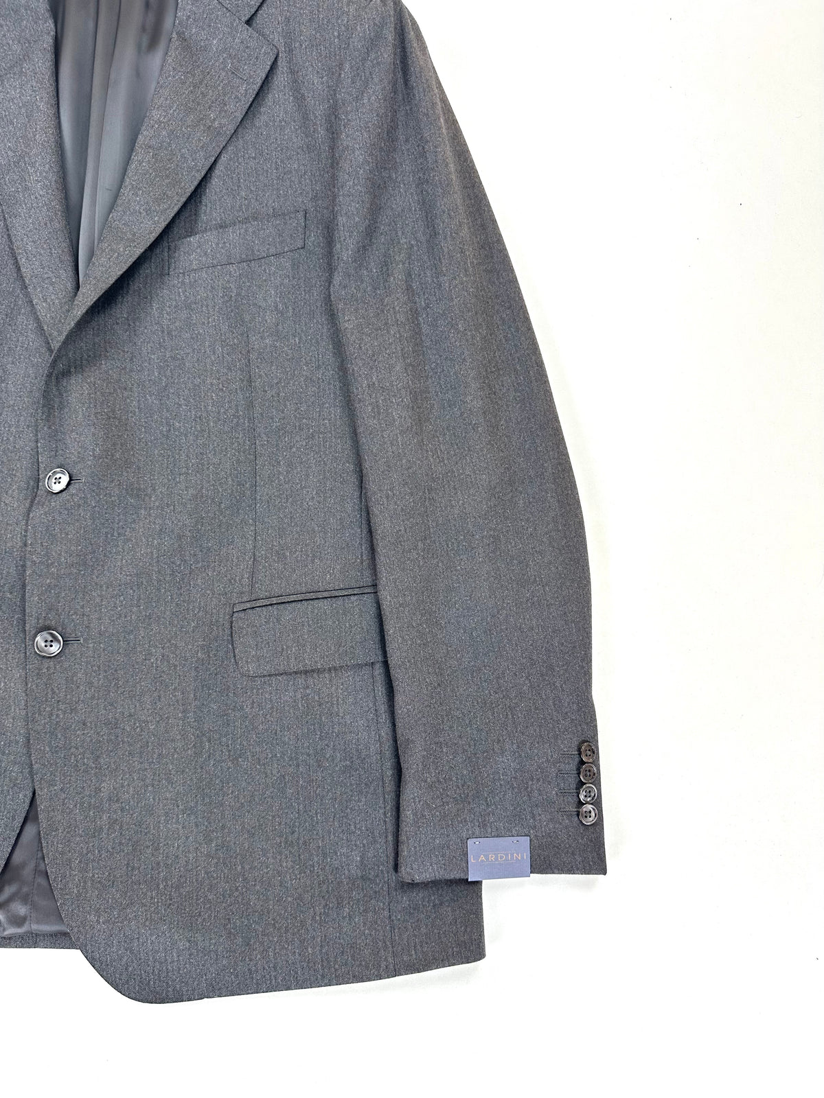 Fianco della giacca Lardini con tasca a pattina e polsino a quattro bottoni