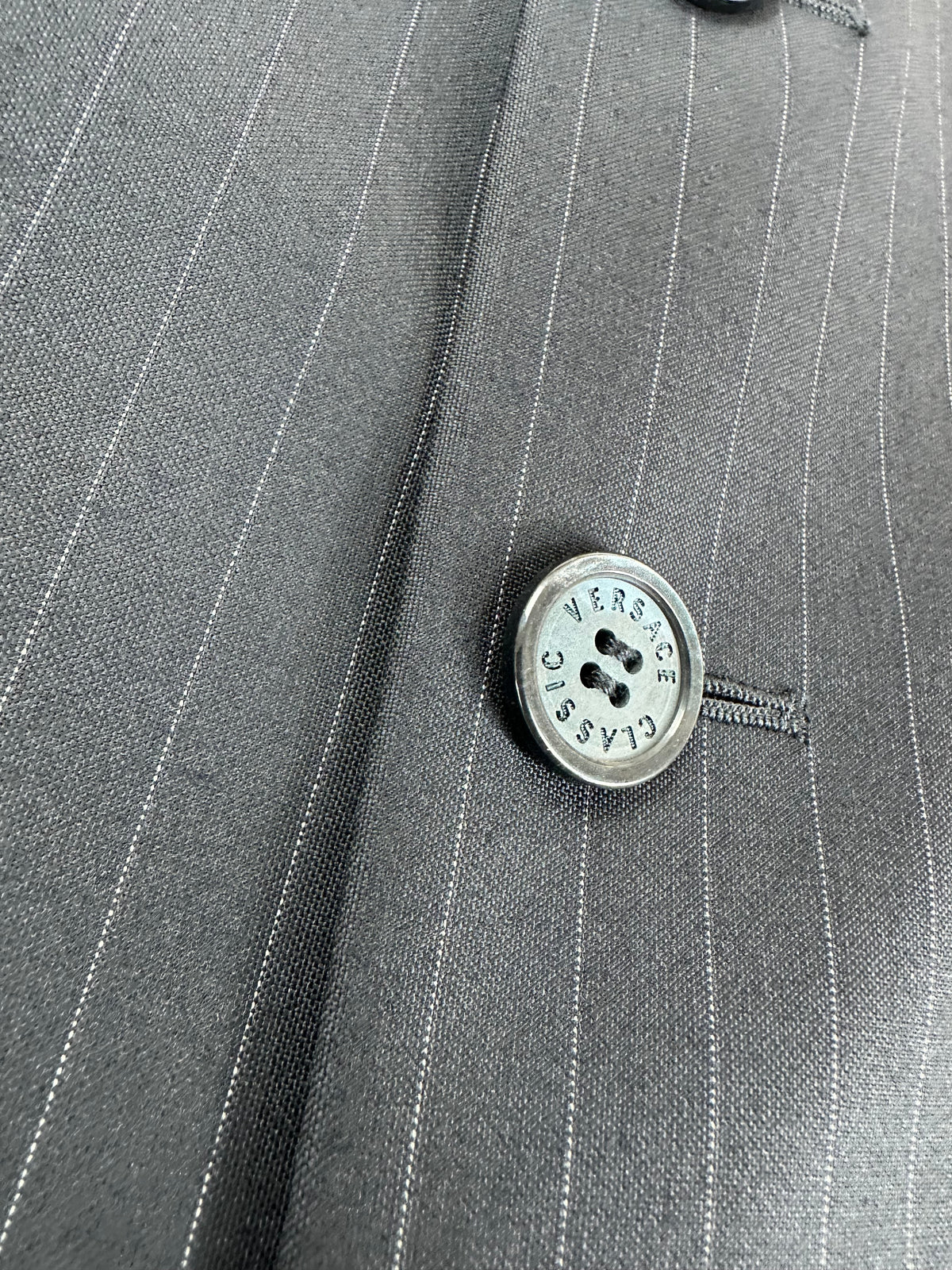Versace Classic completo — dettaglio revers — IlBotteghino