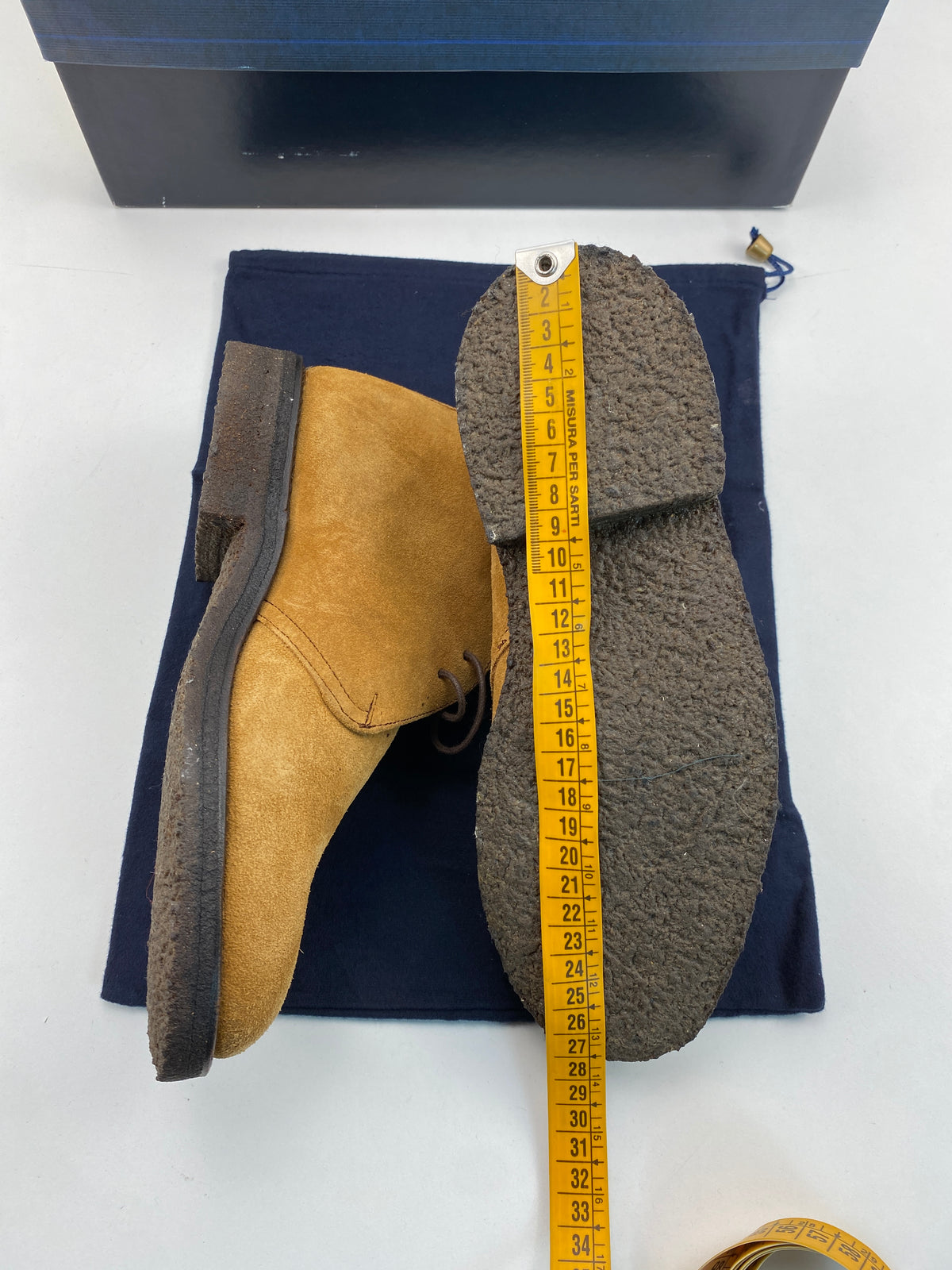 Suola in para del chukka Lotus of England misurata in lunghezza con metro da sarto, circa 27,5 cm