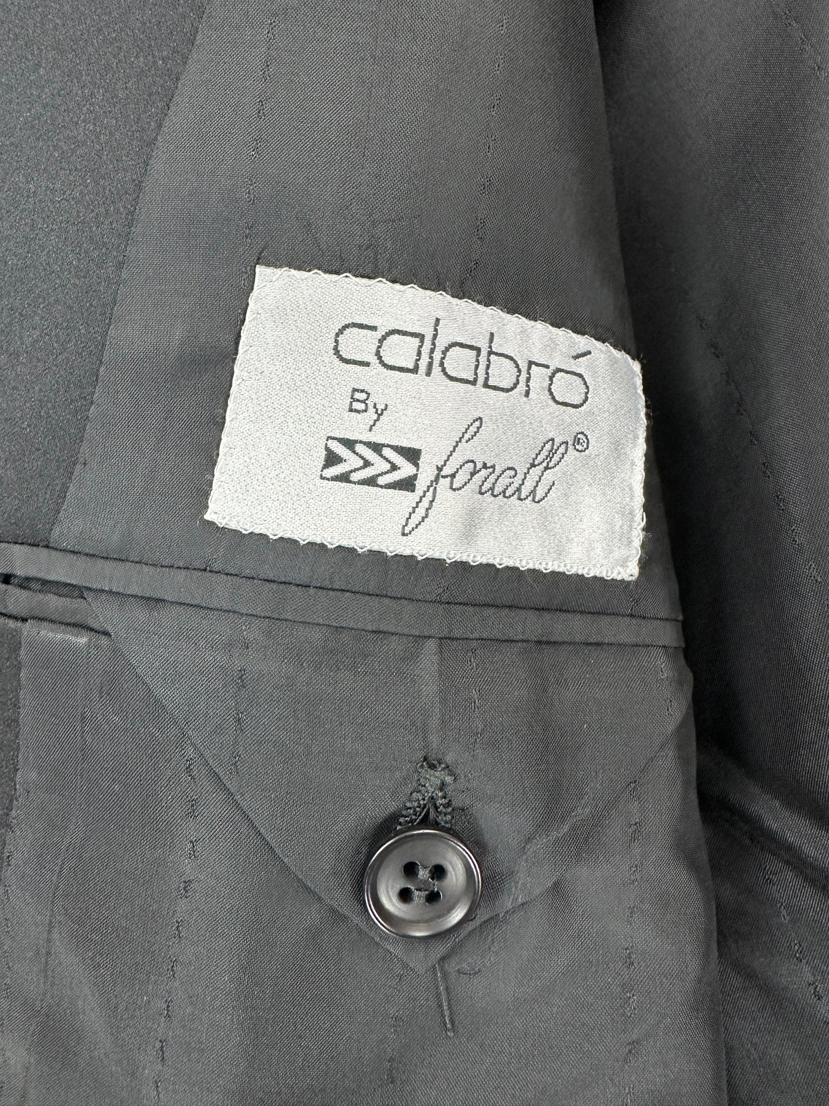 Etichetta Calabró by Forall e tasca interna con bottone