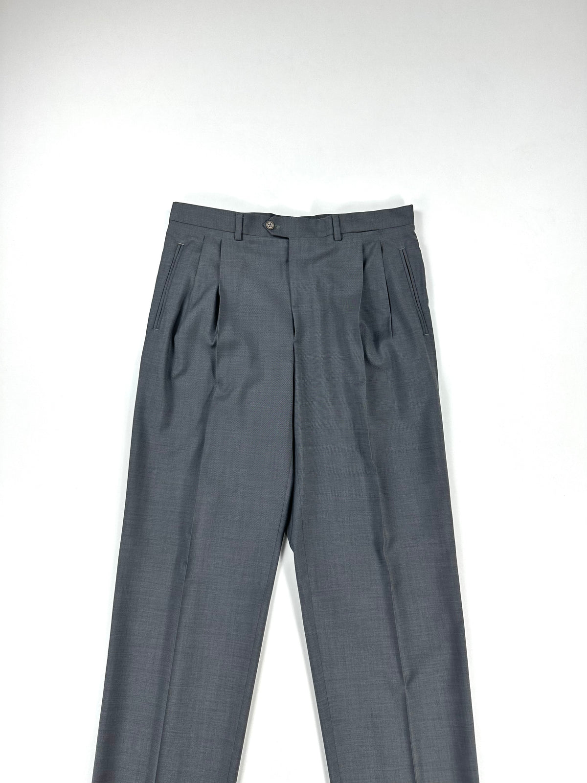 Parte alta del pantalone: vita con pince e piega stirata sul davanti