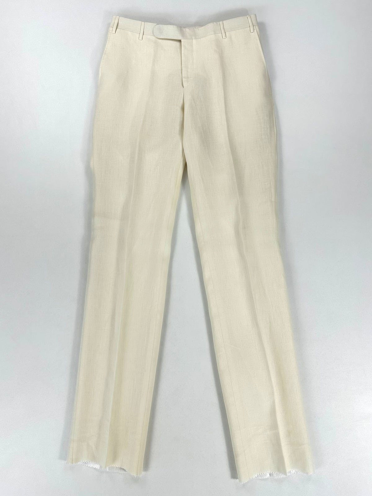 Pantalone del completo in lino bianco visto di fronte, intero, con piega stirata