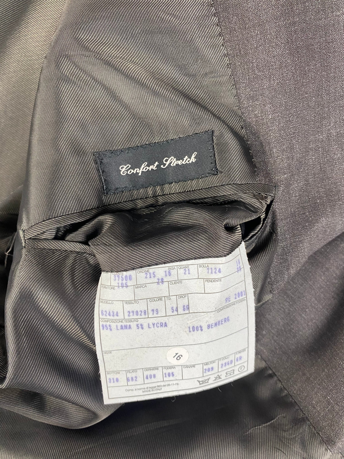 Etichetta Confort Stretch e scheda commessa Garrett's: 95% lana 5% lycra, fodera 100% Bemberg, PE 2001