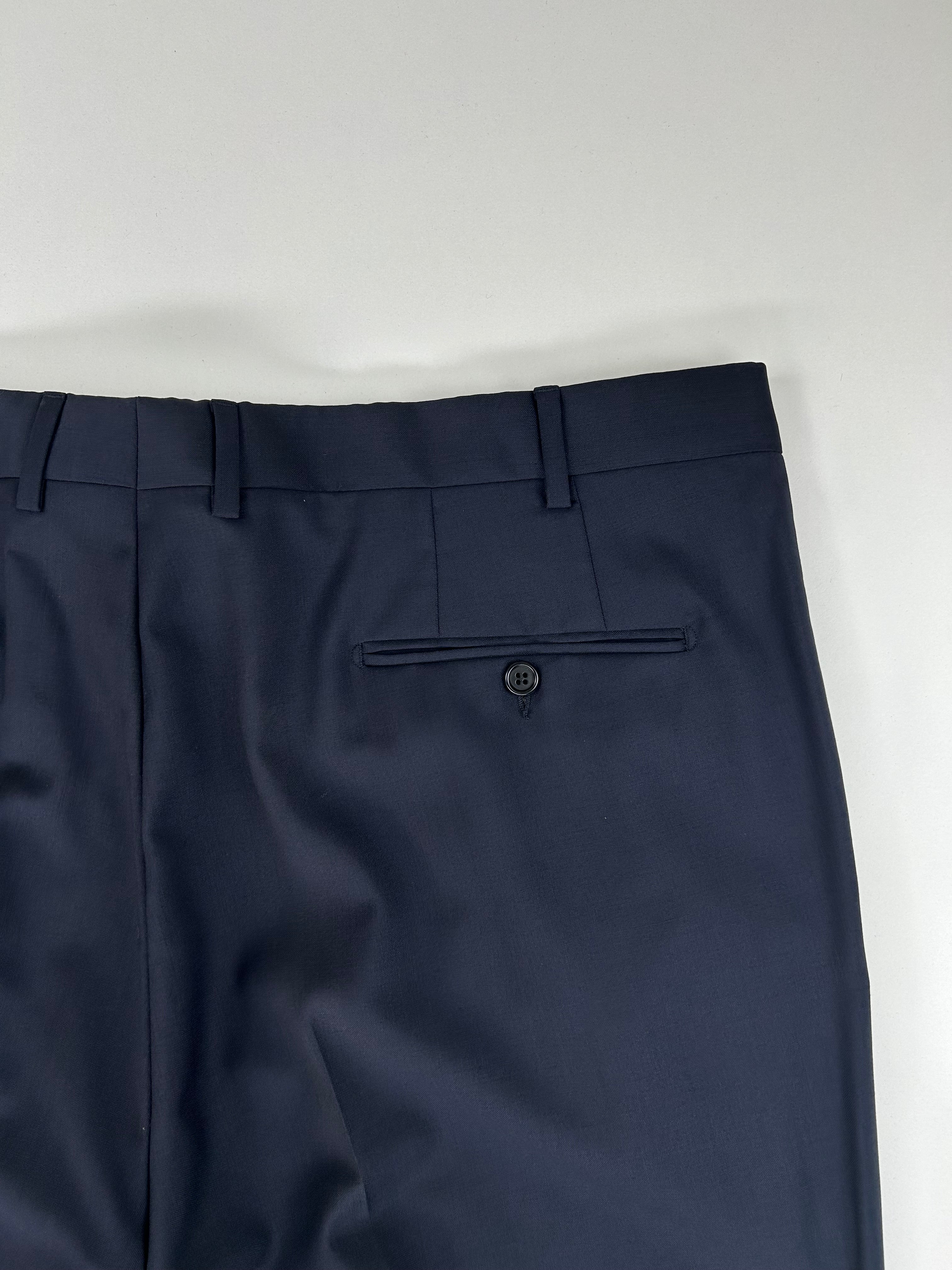Dettaglio tasca posteriore con bottone, pantalone Mabro
