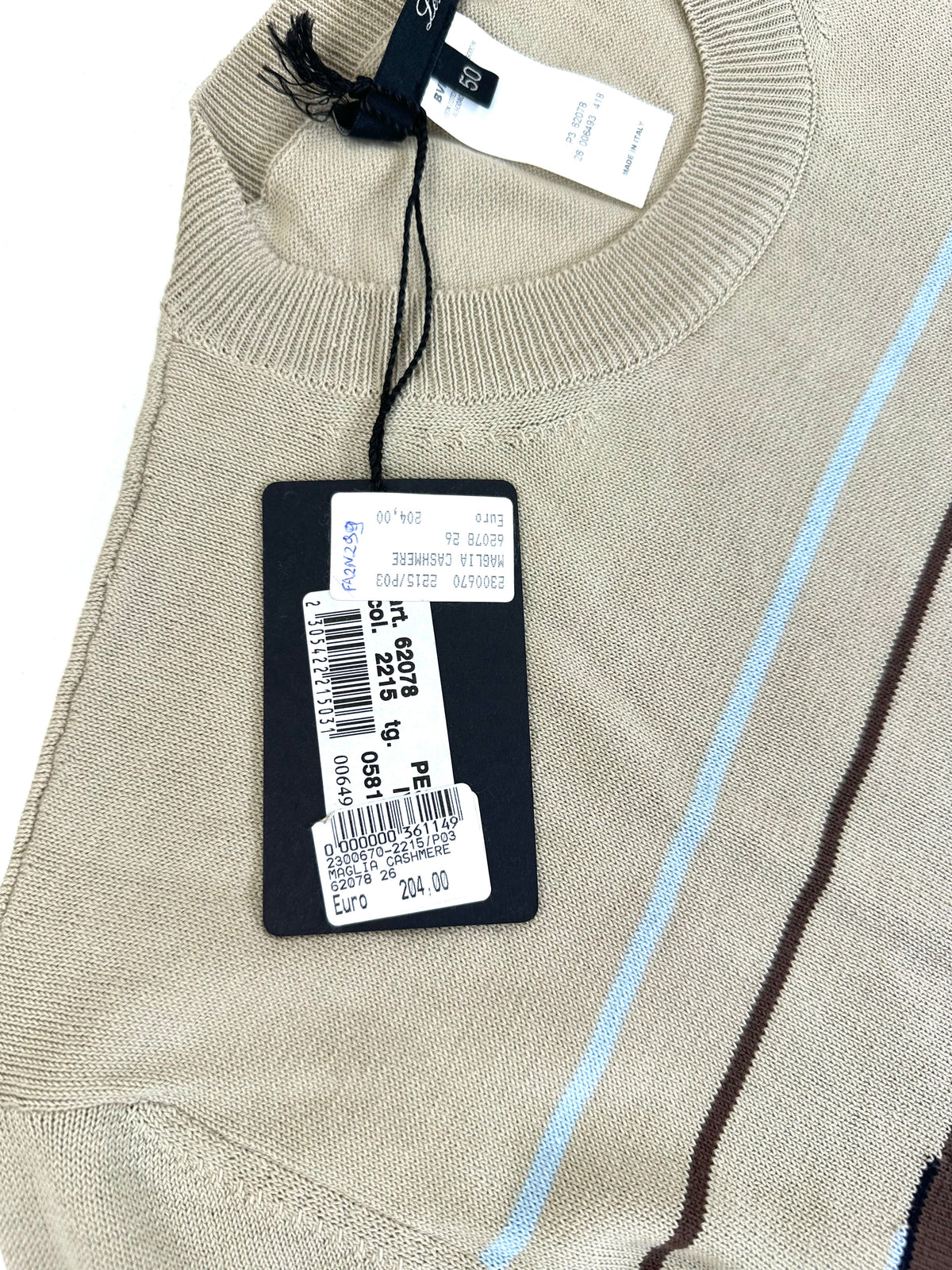 Cartellino originale Les Copains appoggiato sulla maglia, accanto a una riga azzurra