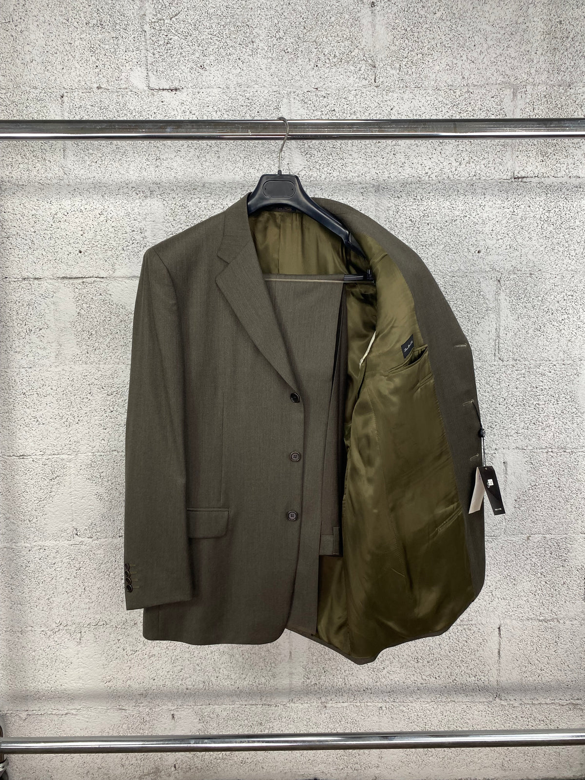Giacca Garrett's verde cachi aperta sulla fodera Bemberg verde oliva, con pantalone
