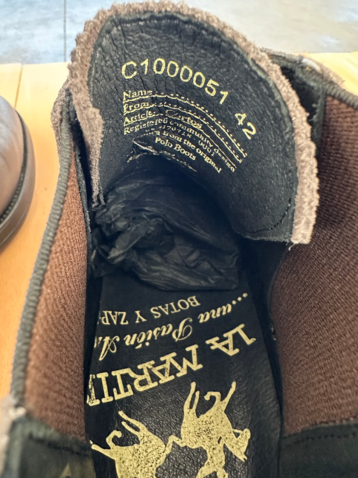 Interno dello stivaletto: codice C1000051 taglia 42 e scritta La Martina Polo Boots sul plantare