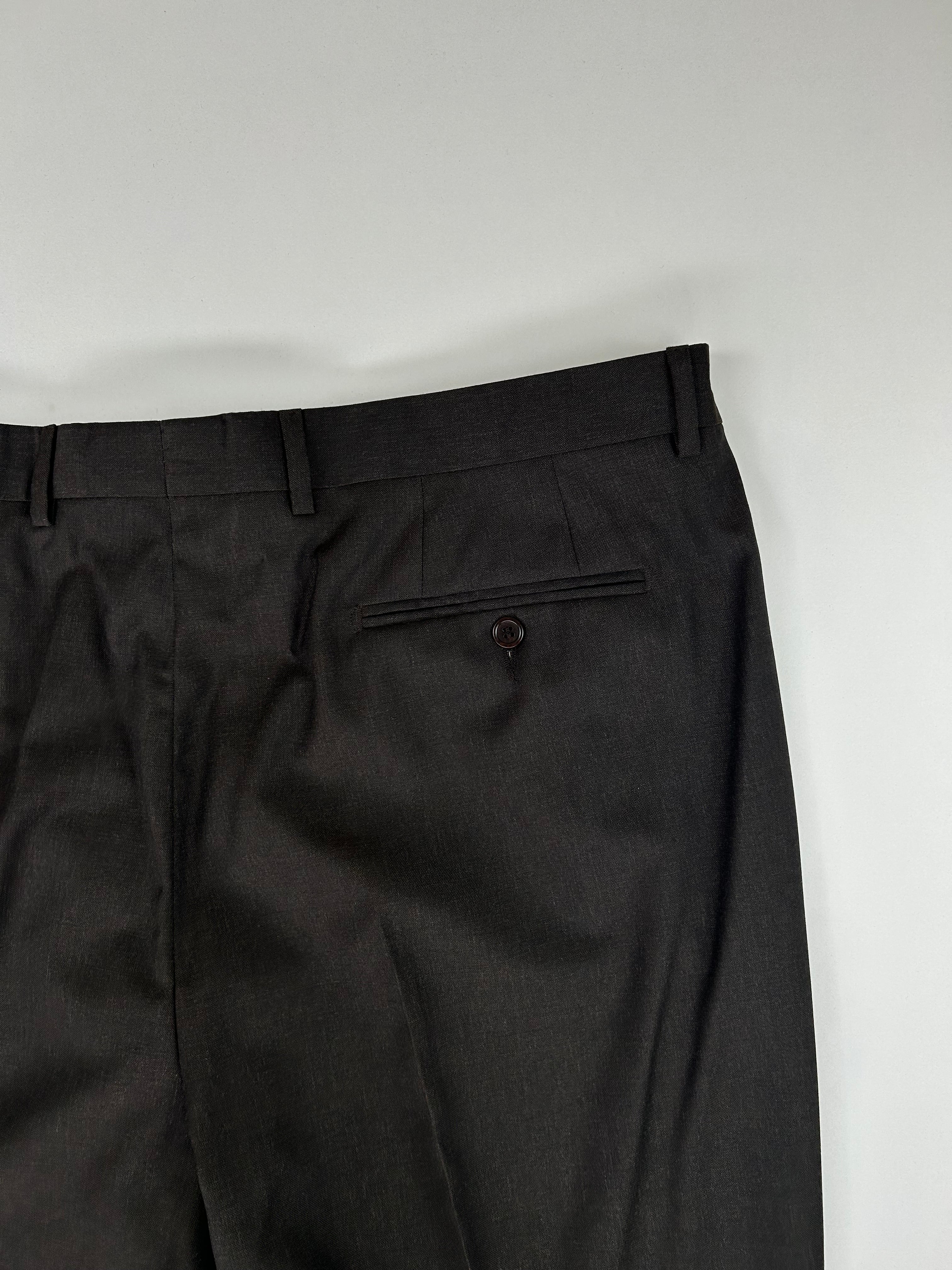 Dettaglio tasca posteriore con bottone, pantalone Deimos