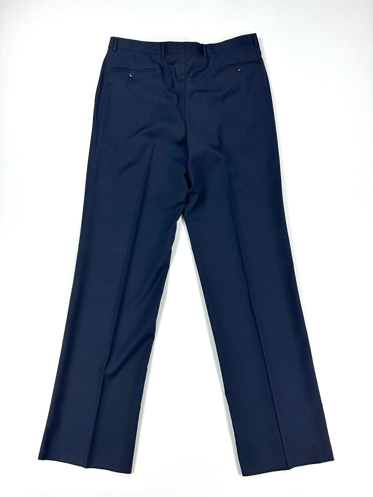 Pantalone blu disteso di fronte, gambe affiancate