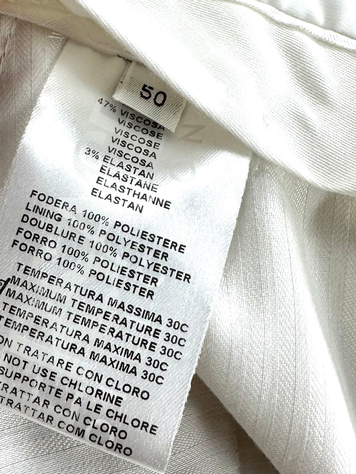 Etichetta del pantalone taglia 50 con composizione del tessuto e fodera 100% poliestere