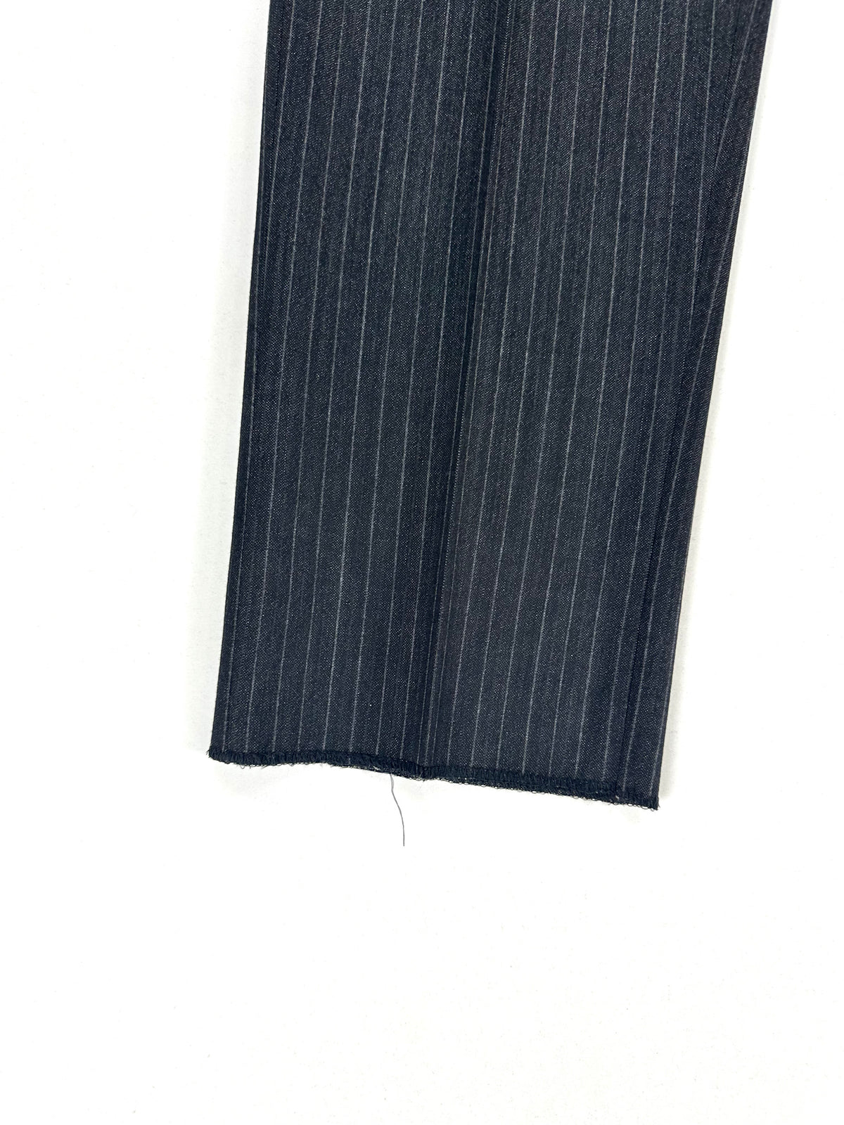 Fondo gamba del pantalone gessato ripiegato in primo piano