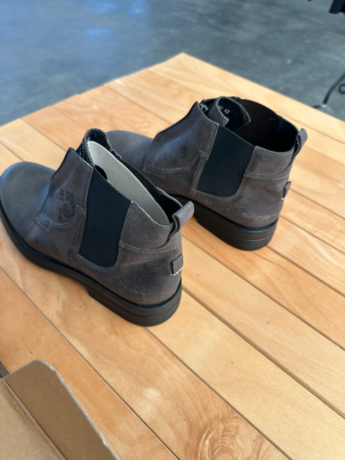 Coppia di Chelsea boots La Martina grigi vista da dietro, suola in gomma nera