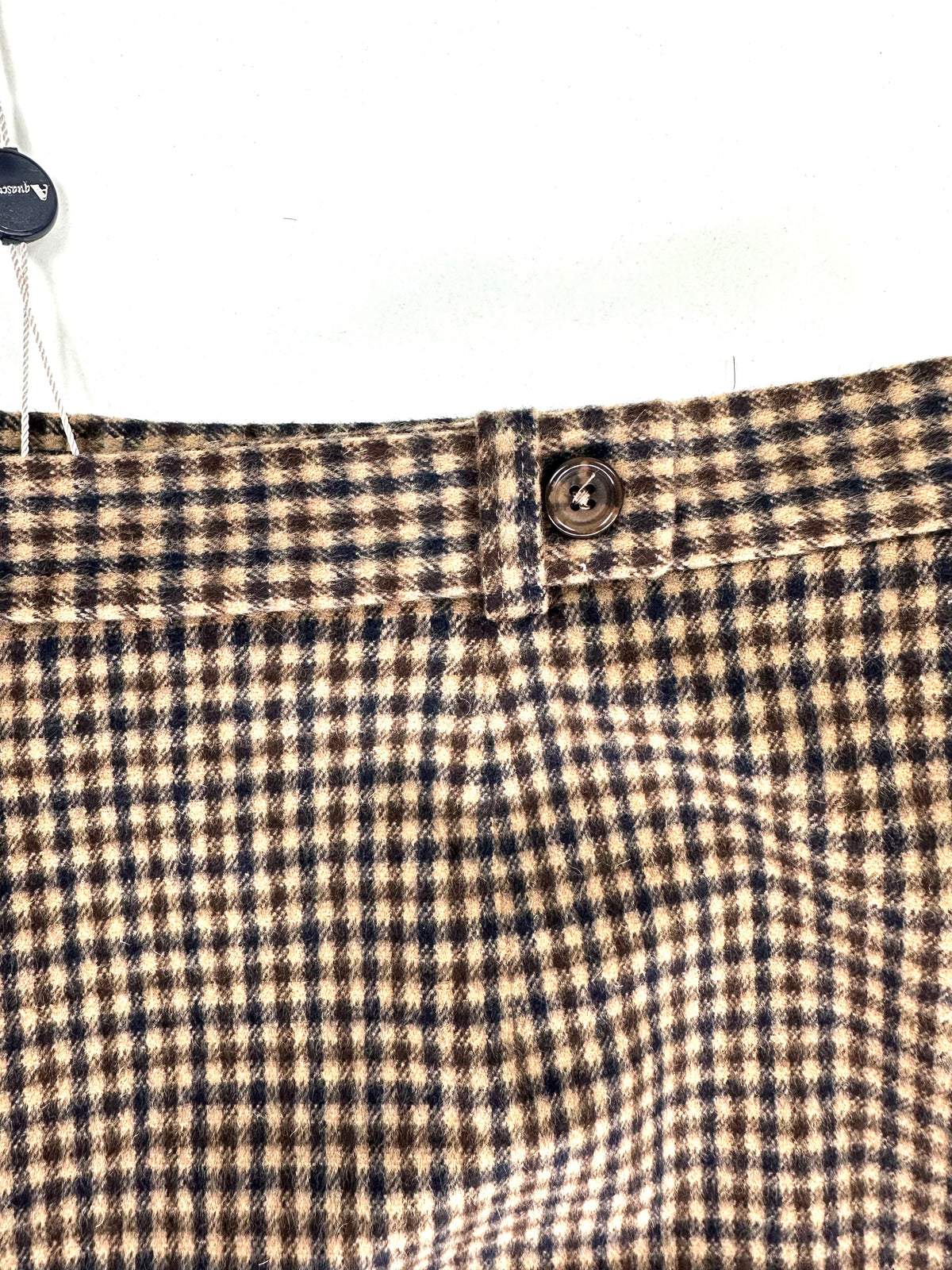 Vita del pantalone Aquascutum Lesley con passanti, pince e bottone di chiusura