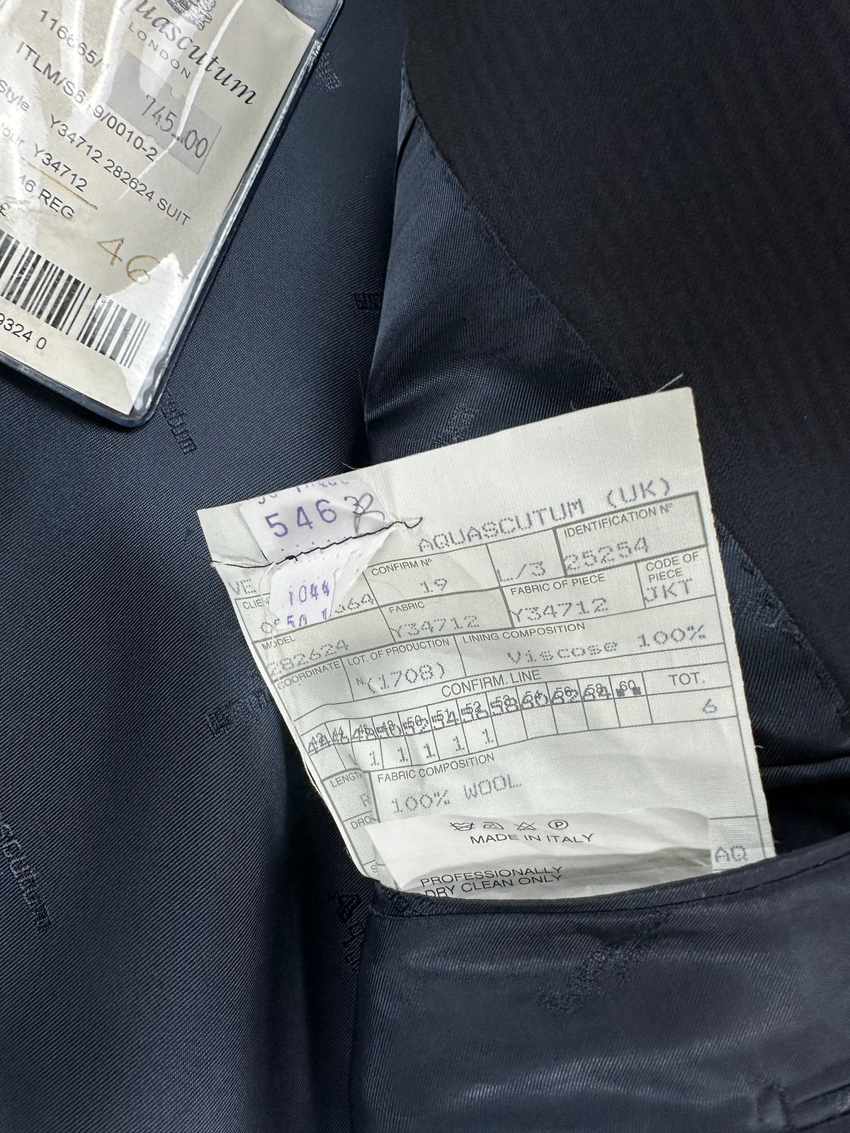 Etichetta di commessa Aquascutum: tessuto 100% lana, fodera 100% viscosa, modello 282624, Made in Italy