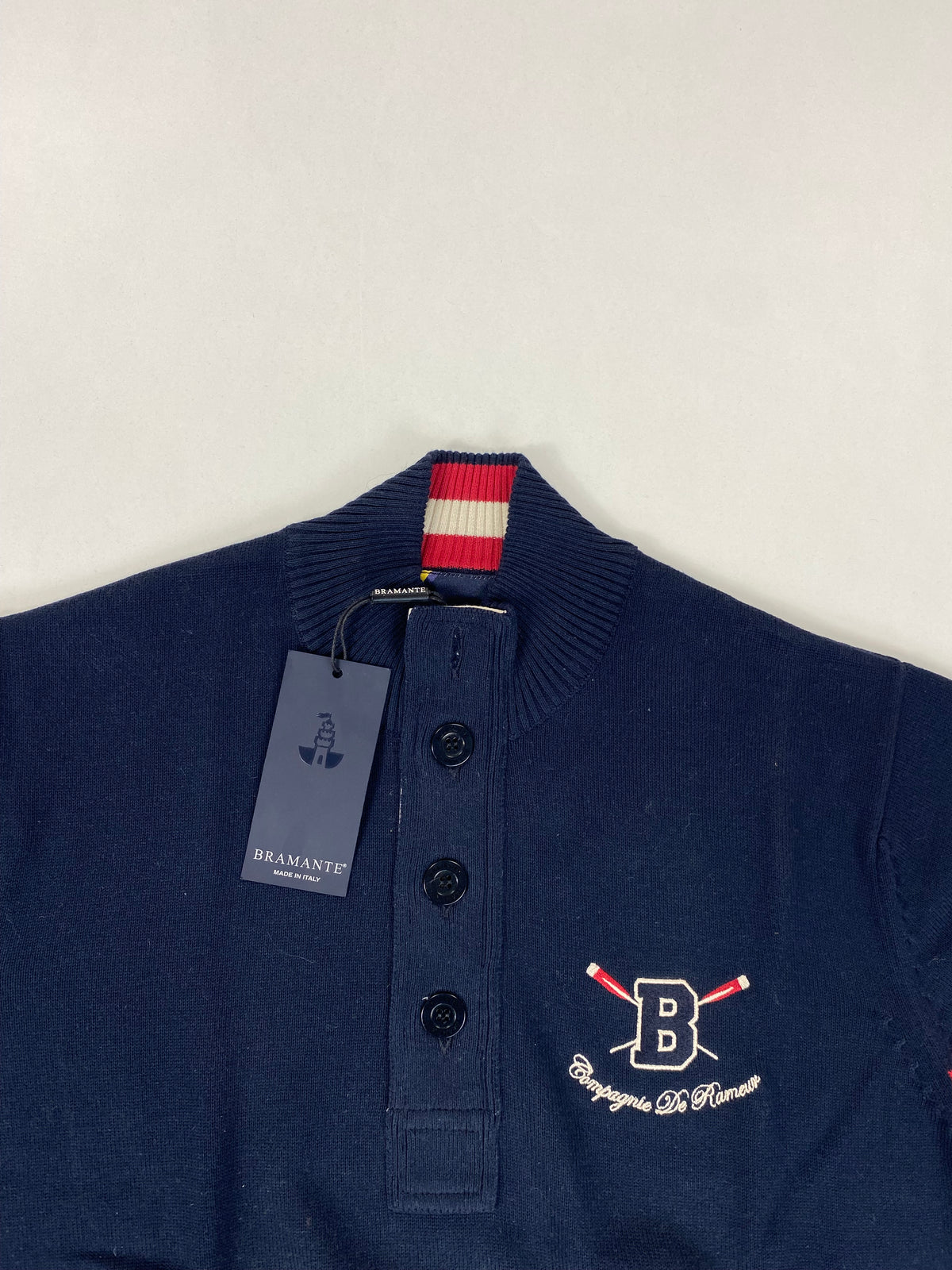 Bramante Maglione Blu Notte Collo Alto con Bottoni e Righe Rosse sulle Maniche in Cotone – foto 5 di 9