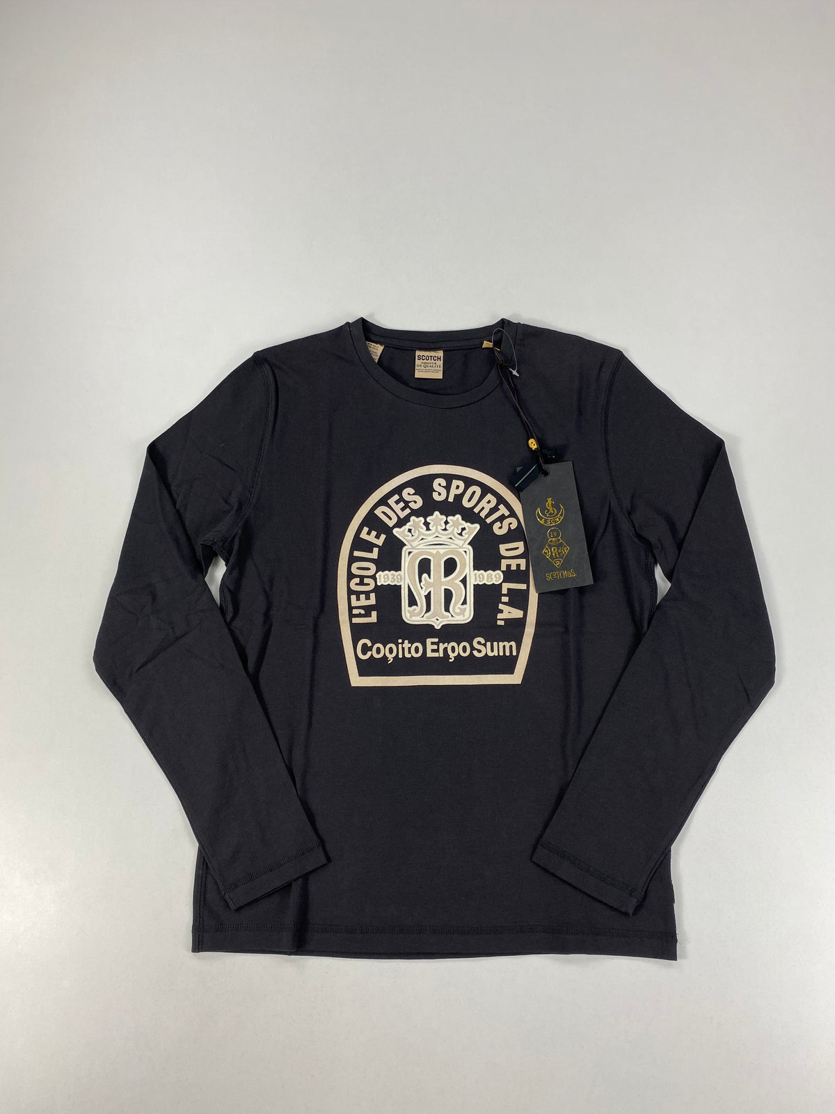Scotch & Soda Maglia Manica Lunga Grigio Antracite con Stampa Cogito Ergo Sum – foto 1 di 6
